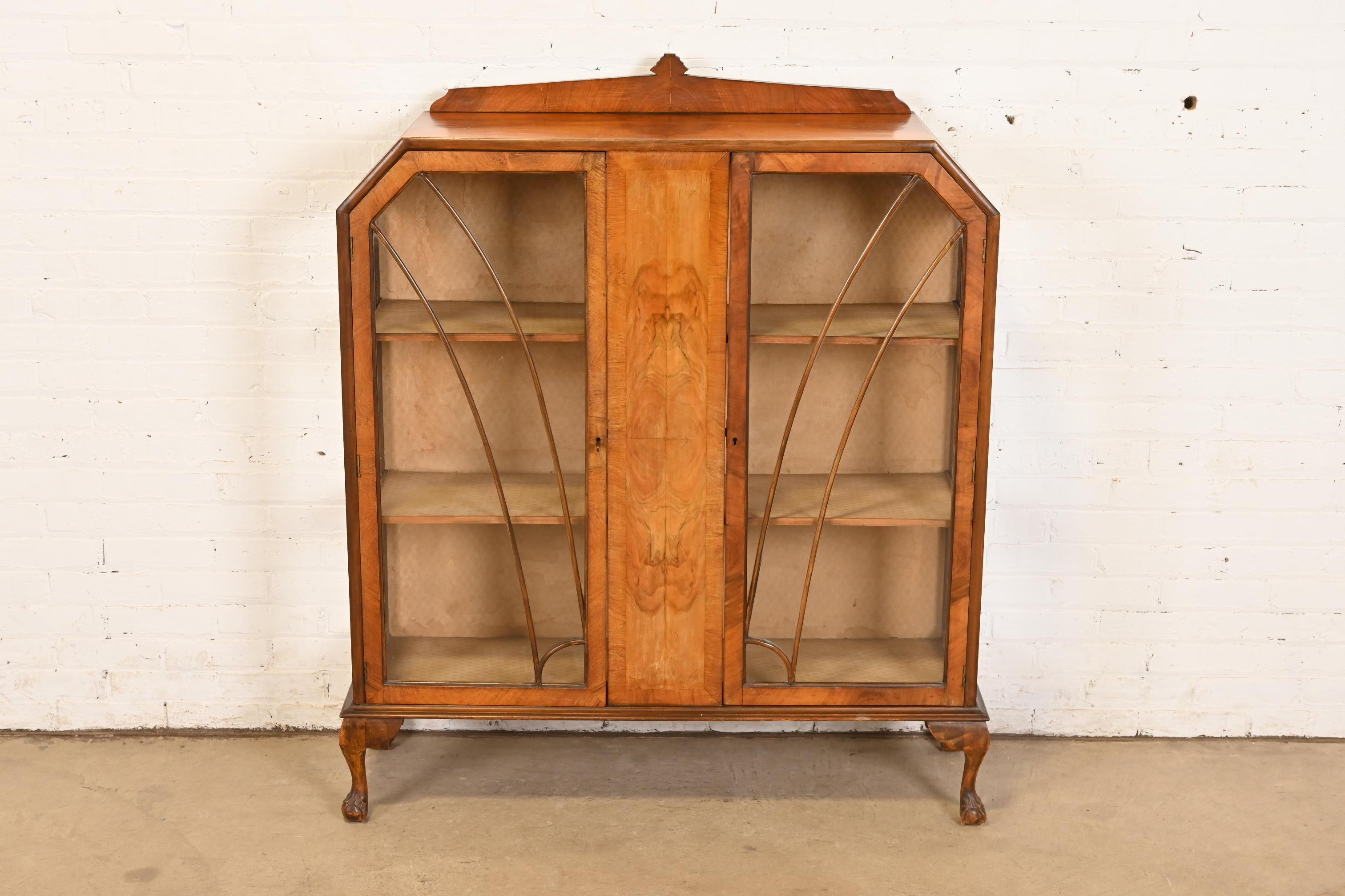Art déco Bibliothèque ou vitrine ancienne en bois de ronce Art Deco, vers 1920 en vente