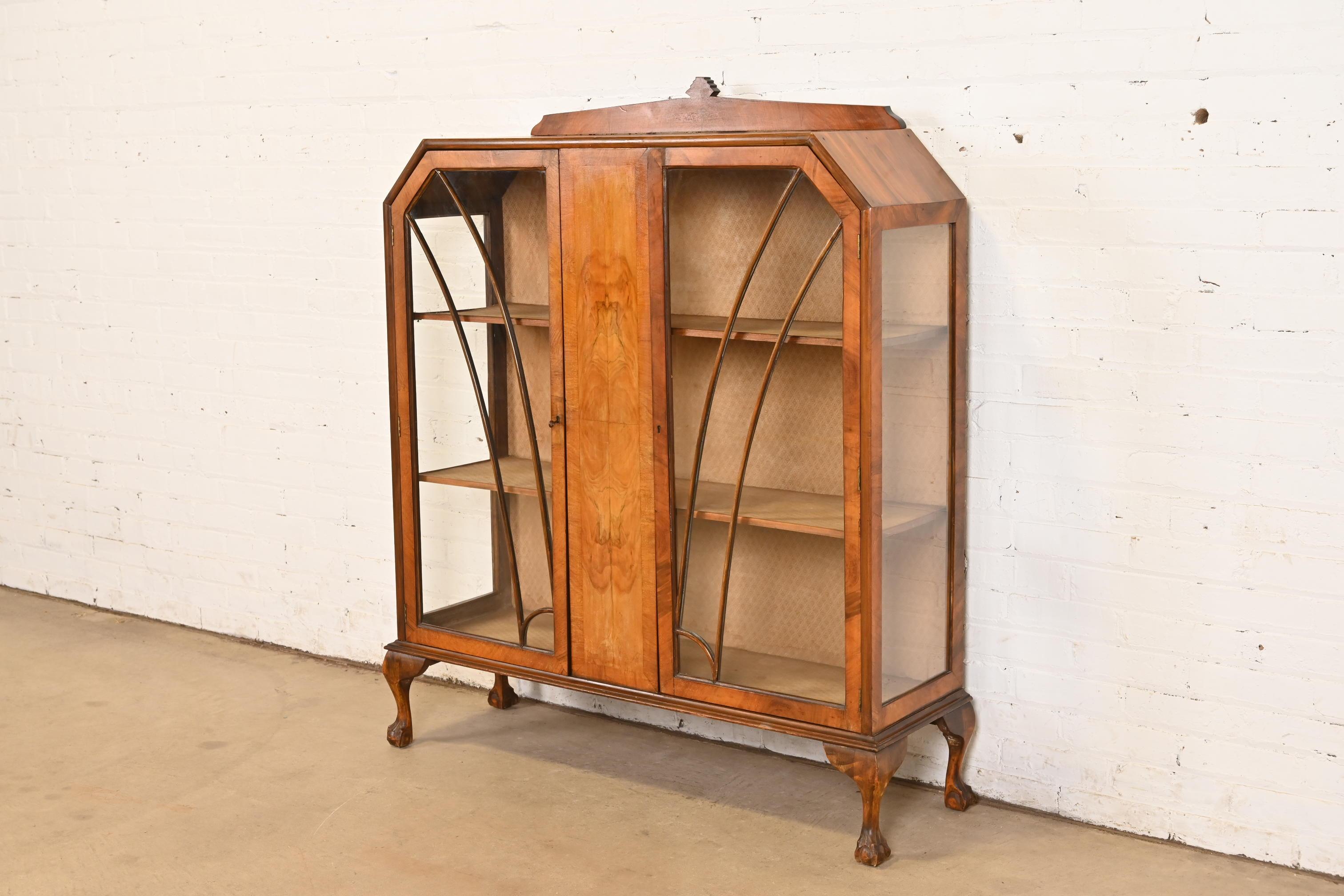 Américain Bibliothèque ou vitrine ancienne en bois de ronce Art Deco, vers 1920 en vente