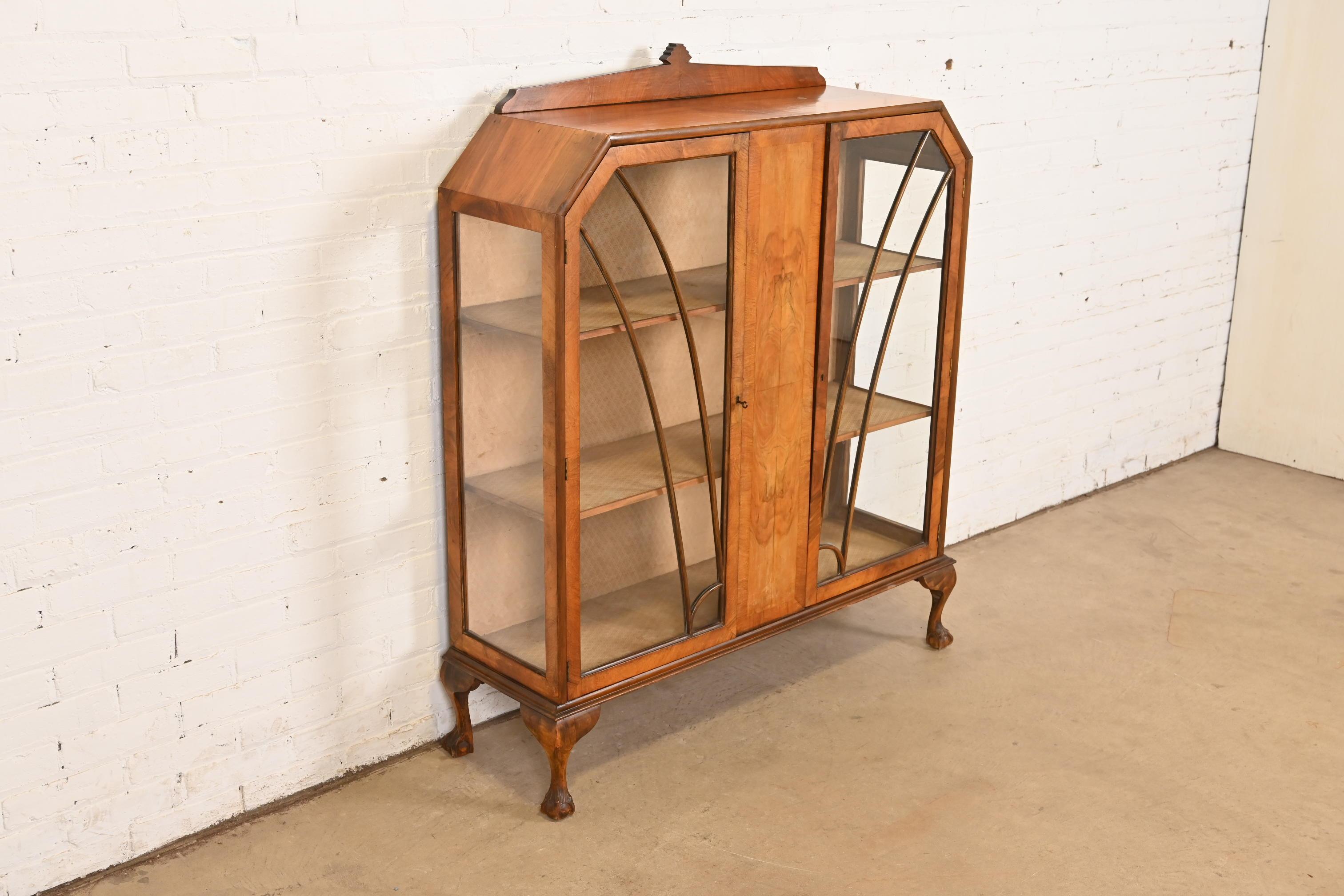 Bibliothèque ou vitrine ancienne en bois de ronce Art Deco, vers 1920 Bon état - En vente à South Bend, IN