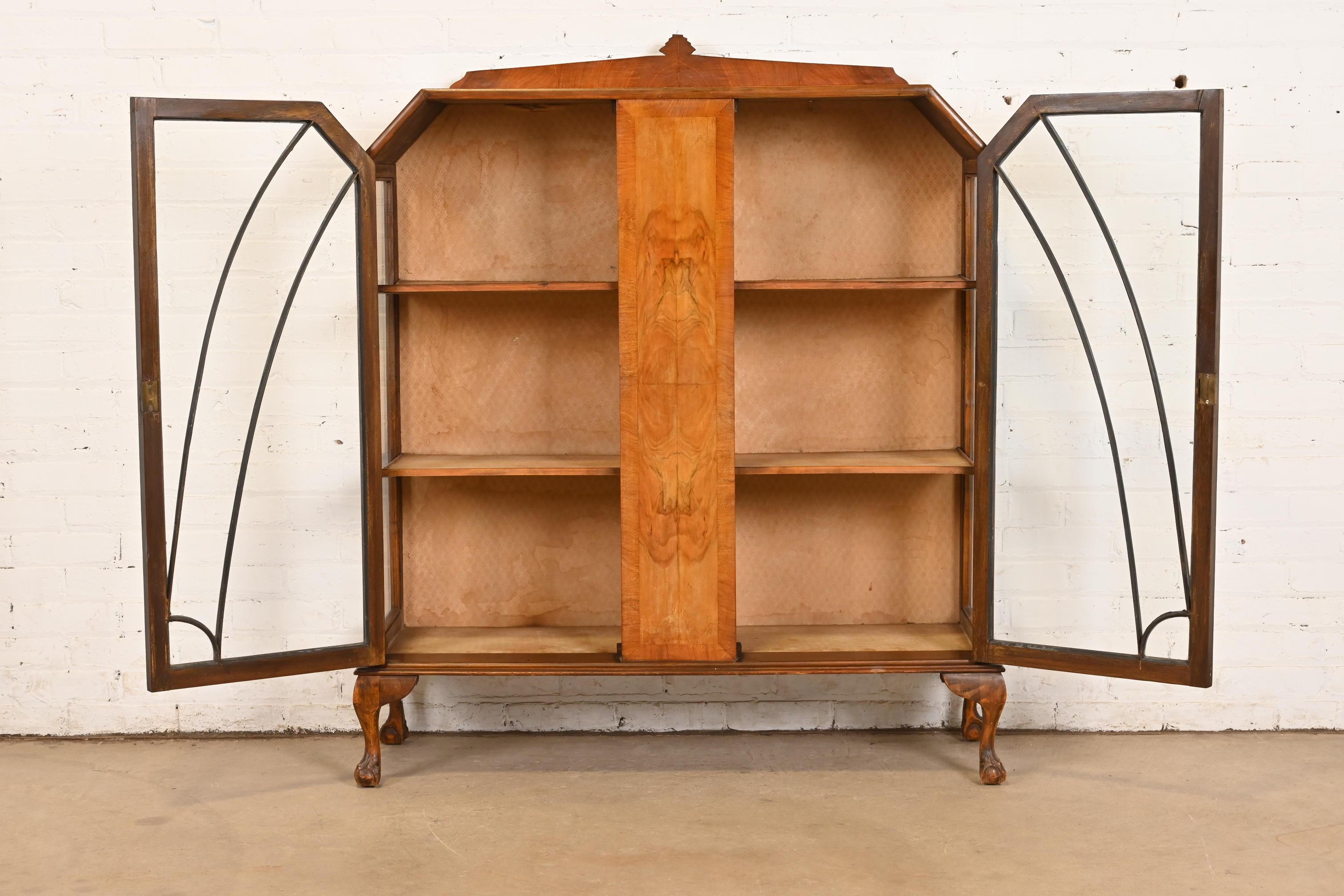 Début du 20ème siècle Bibliothèque ou vitrine ancienne en bois de ronce Art Deco, vers 1920 en vente