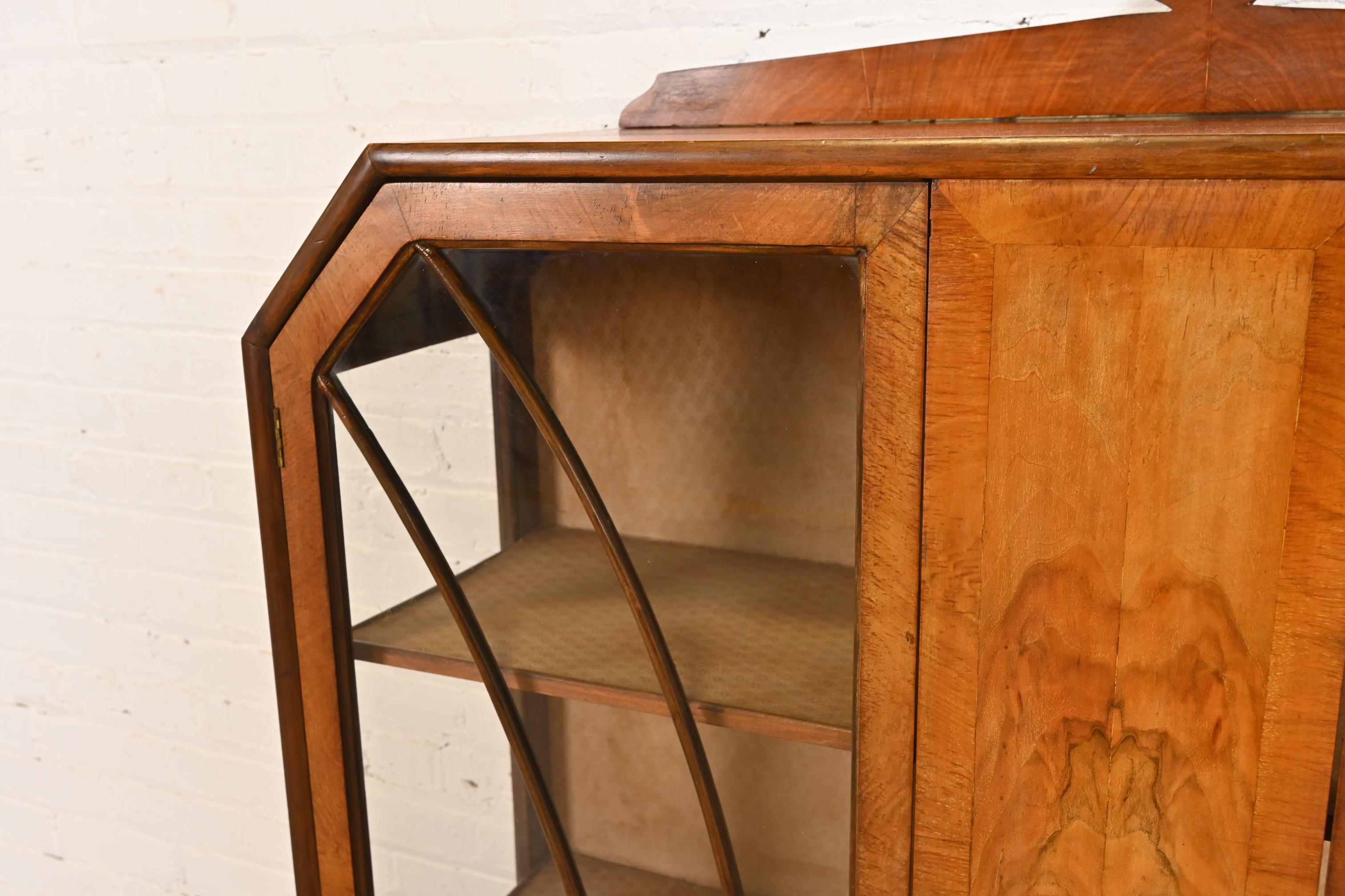 Verre Bibliothèque ou vitrine ancienne en bois de ronce Art Deco, vers 1920 en vente