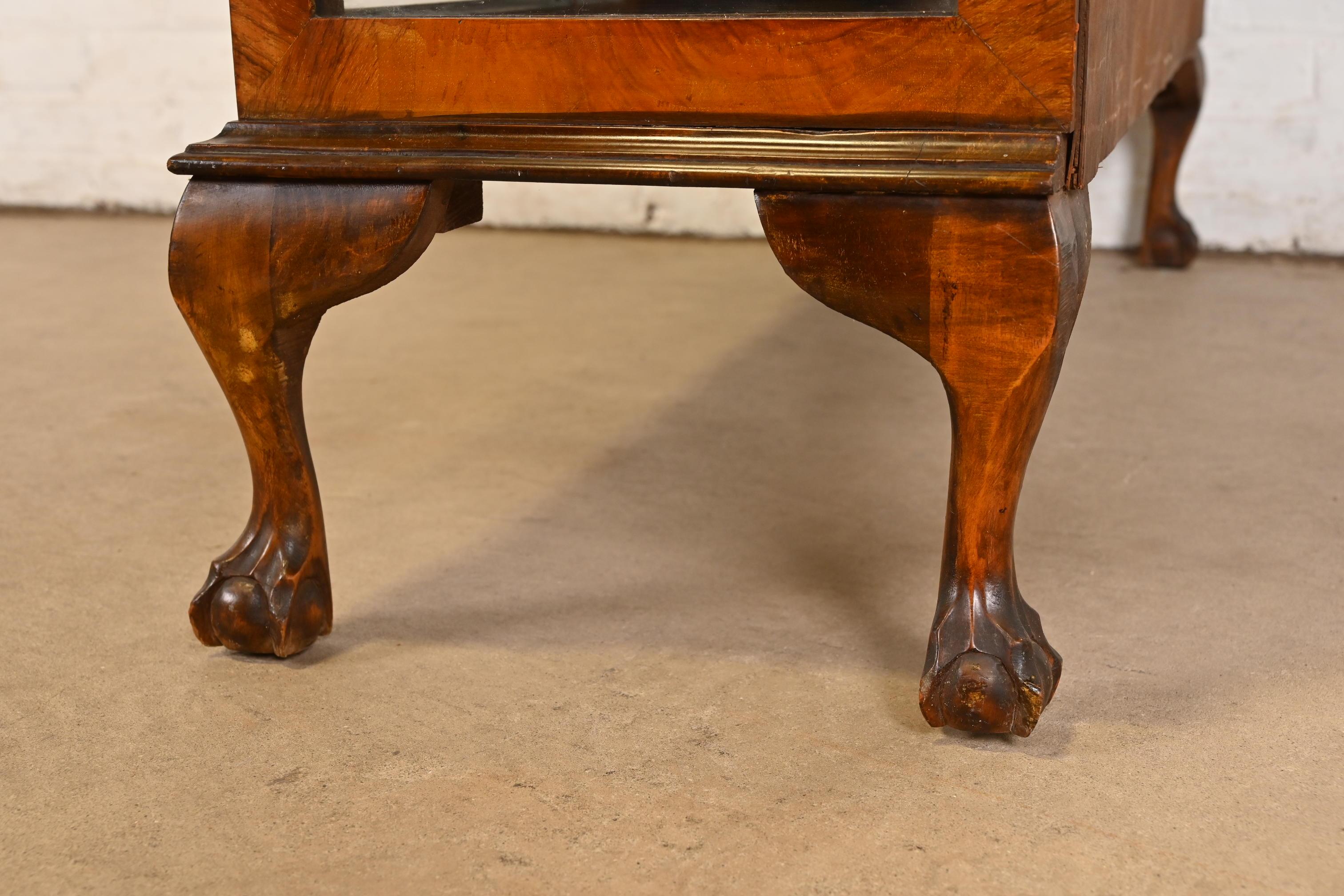Bibliothèque ou vitrine ancienne en bois de ronce Art Deco, vers 1920 en vente 2