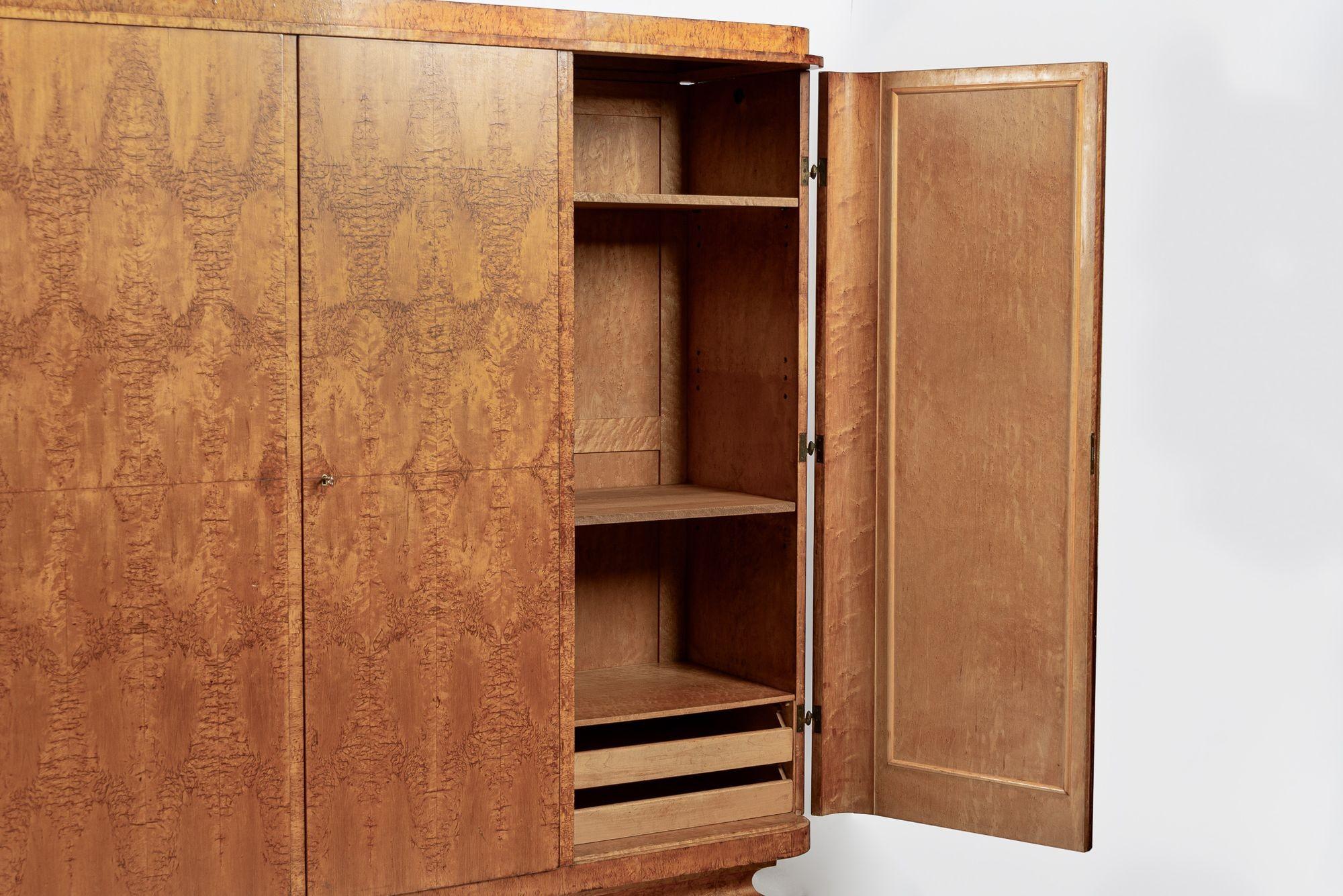 Ottone Armadio guardaroba in legno di olmo Art Deco antico in vendita
