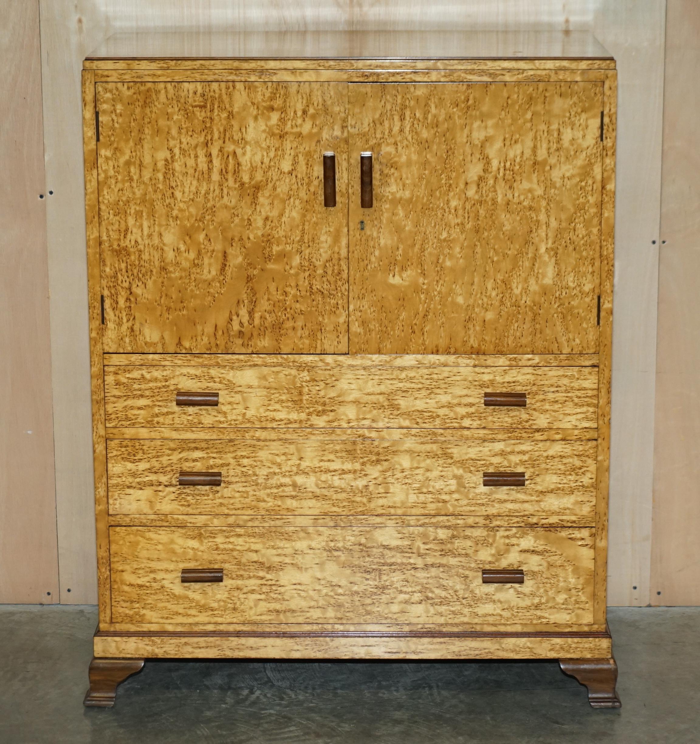 Wir freuen uns sehr, diesen atemberaubenden Original Art Deco Burr Maple Housekeepers Schrank mit einer Kommode Basis zum Verkauf anzubieten.

Dies ist Teil einer Suite, insgesamt habe ich einen Beistellstuhl, einen Schminktischhocker, einen