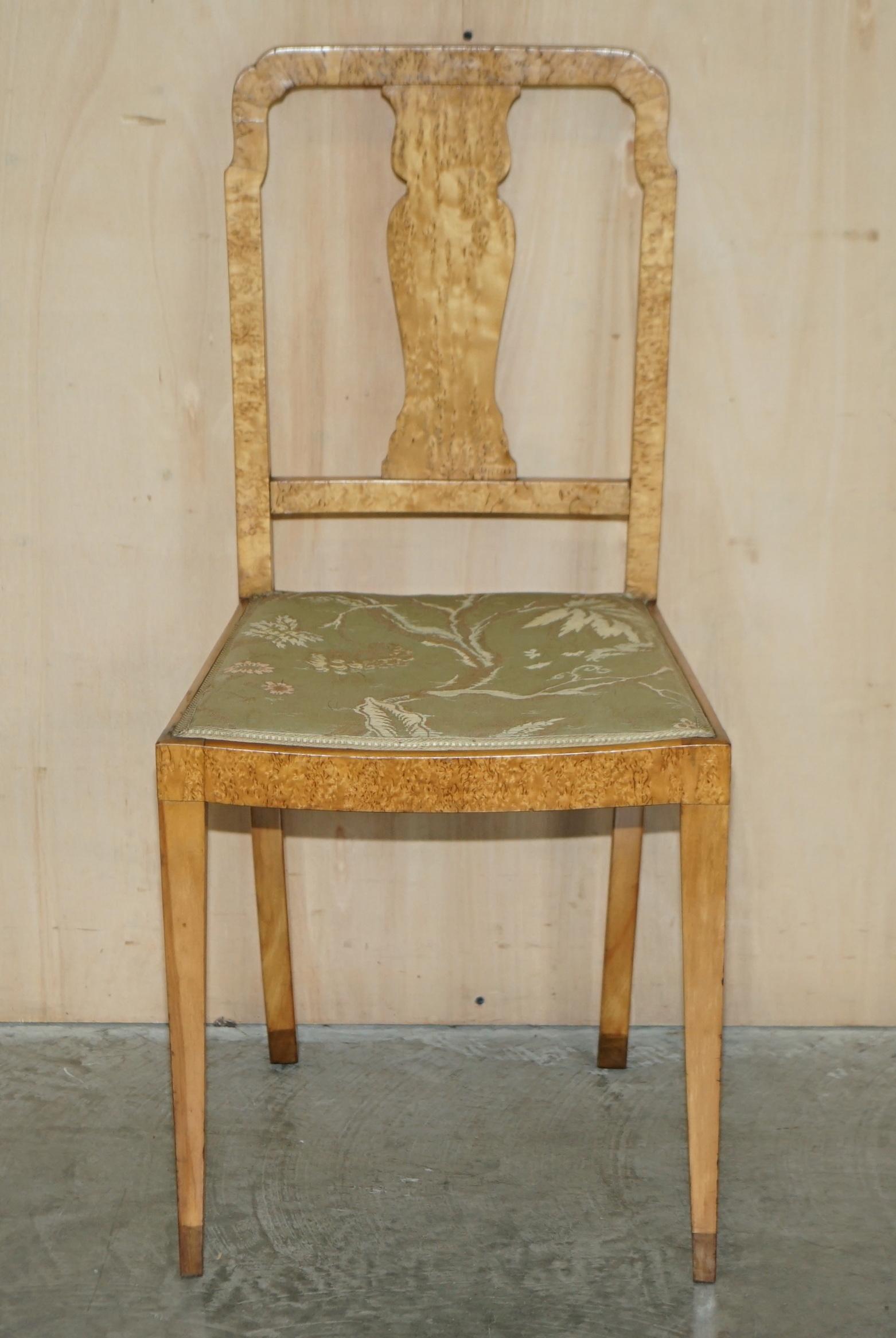 Wir freuen uns, diesen atemberaubenden originalen Art Deco Burr Maple Beistellstuhl, der Teil einer großen Sitzgruppe ist, zum Verkauf anzubieten.

Dies ist Teil einer Suite, insgesamt habe ich einen Beistellstuhl, einen Schminktischhocker, einen