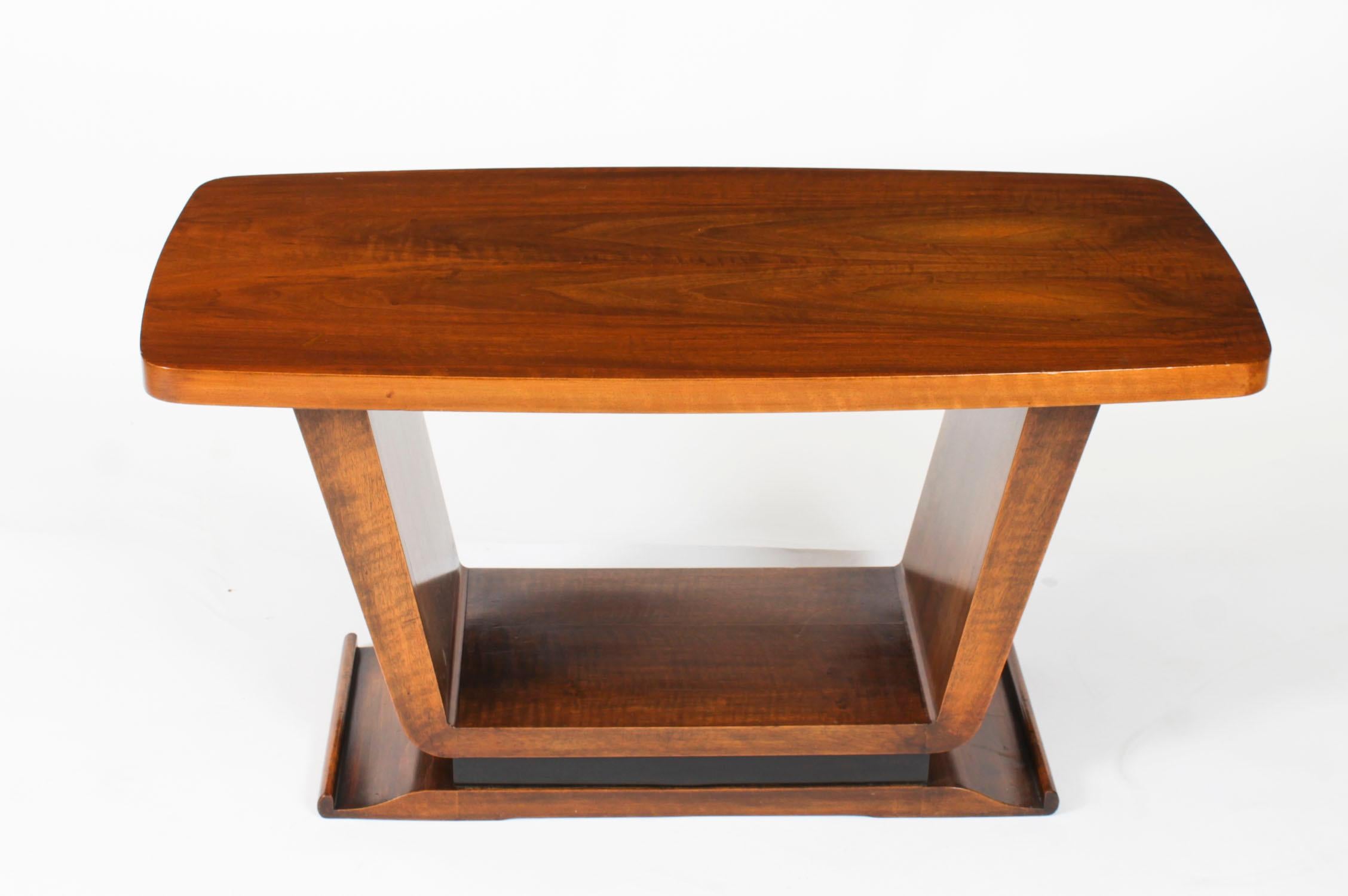 Il s'agit d'une superbe table basse ancienne en noyer Art Déco, datant d'environ 1920.

Le plateau de la table est de forme rectangulaire et présente un magnifique noyer. Il repose sur une spectaculaire base incurvée, typique des meilleurs objets de