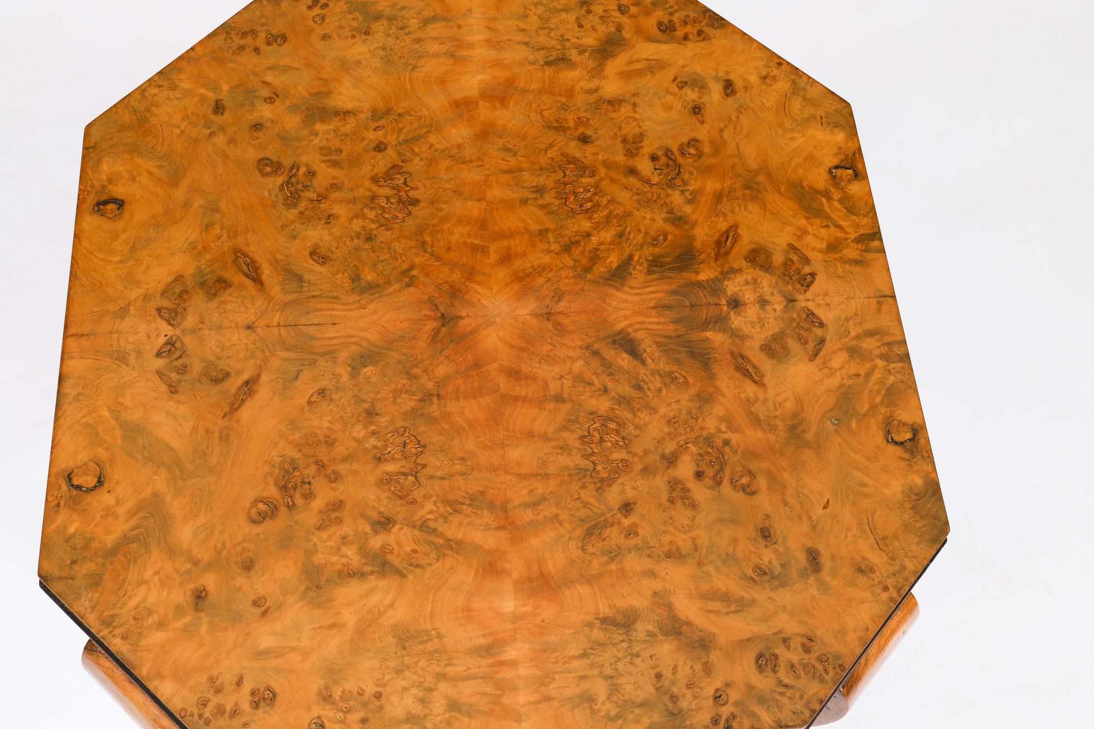 Art déco Table basse ancienne en ronce de noyer Art Deco 20ème siècle en vente