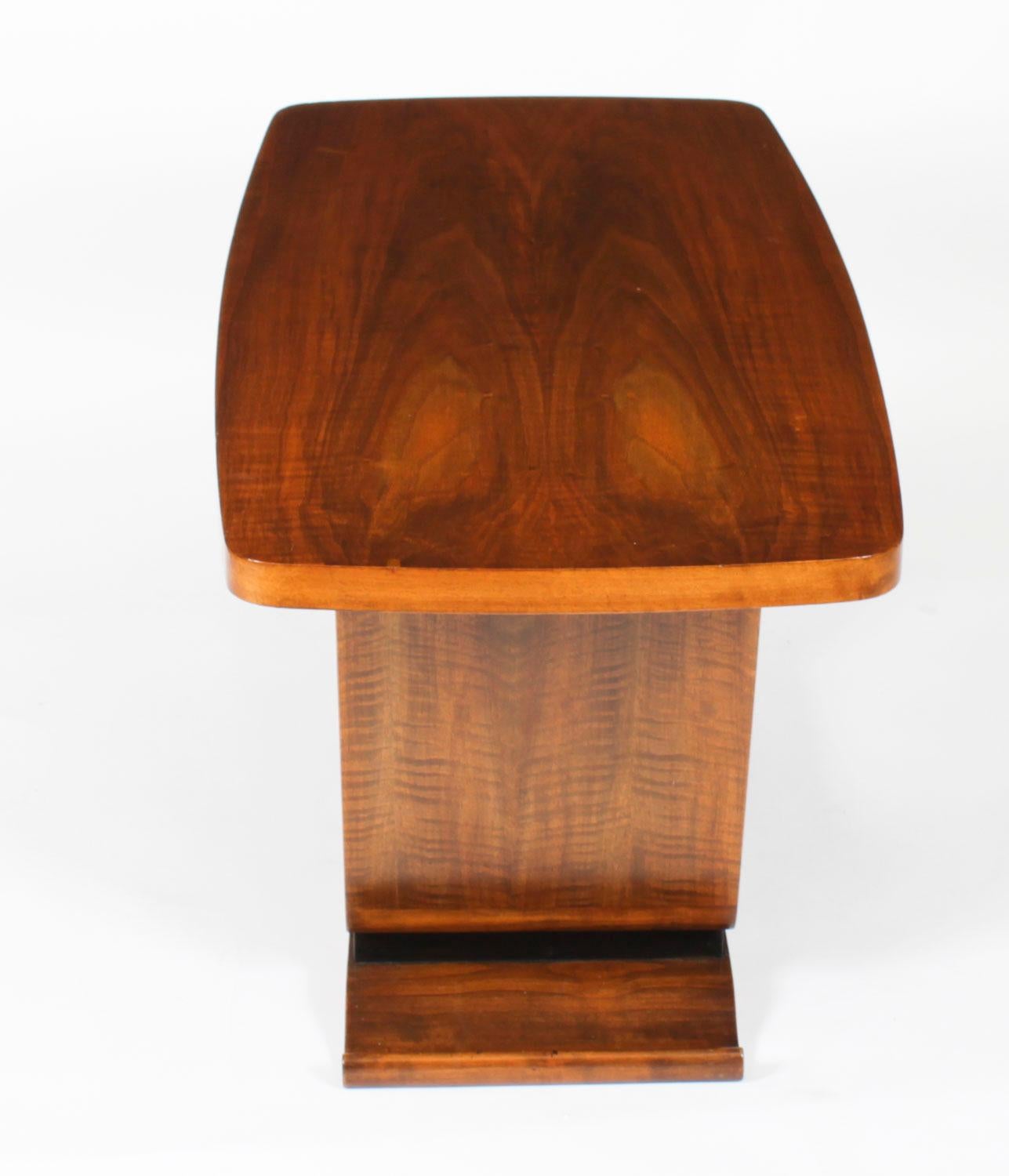 Table basse ancienne en ronce de noyer Art Deco 20ème siècle Bon état - En vente à London, GB
