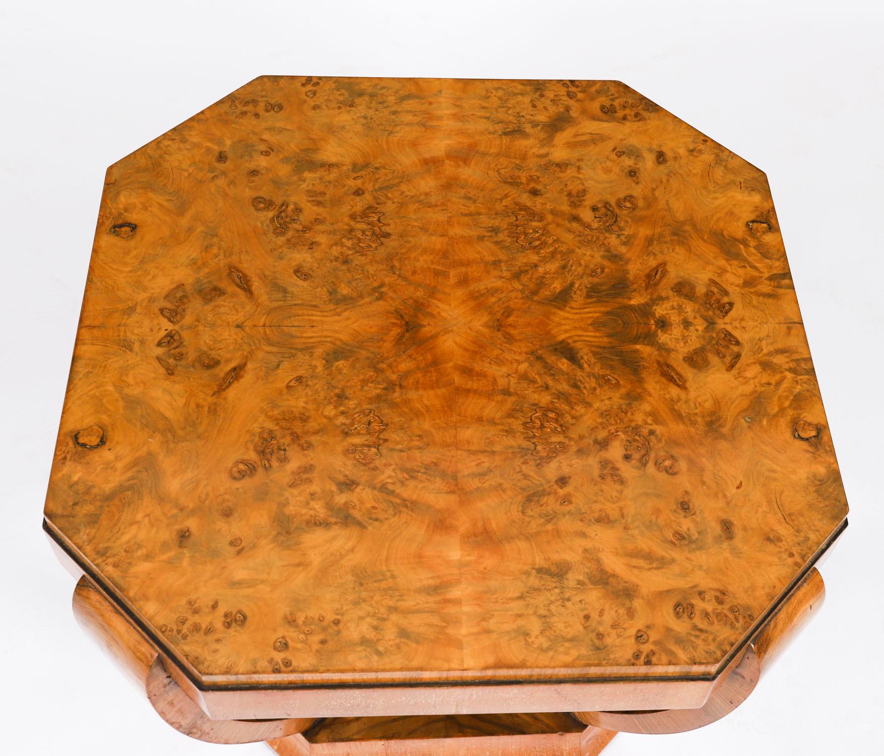 Table basse ancienne en ronce de noyer Art Deco 20ème siècle Bon état - En vente à London, GB