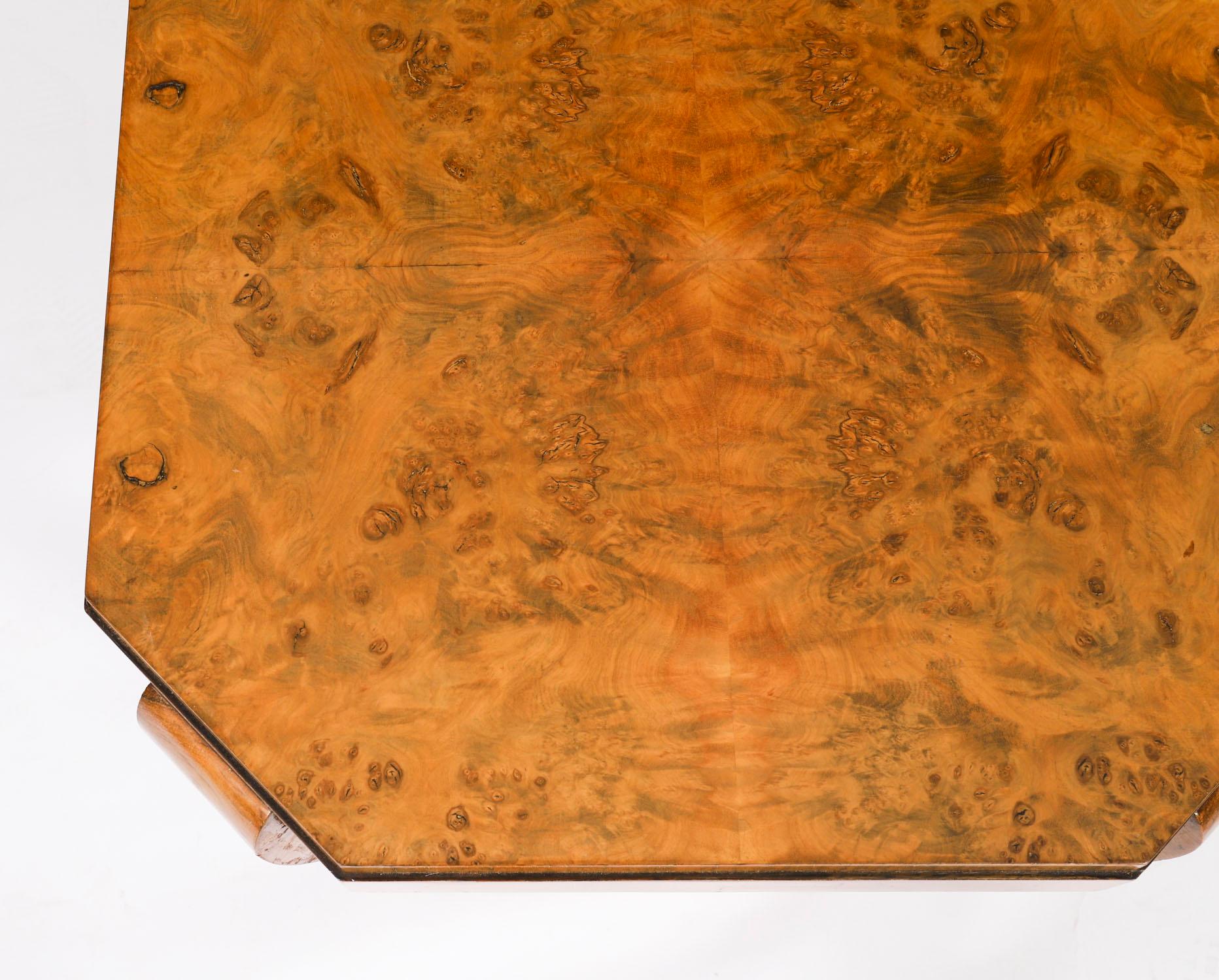 20ième siècle Table basse ancienne en ronce de noyer Art Deco 20ème siècle en vente