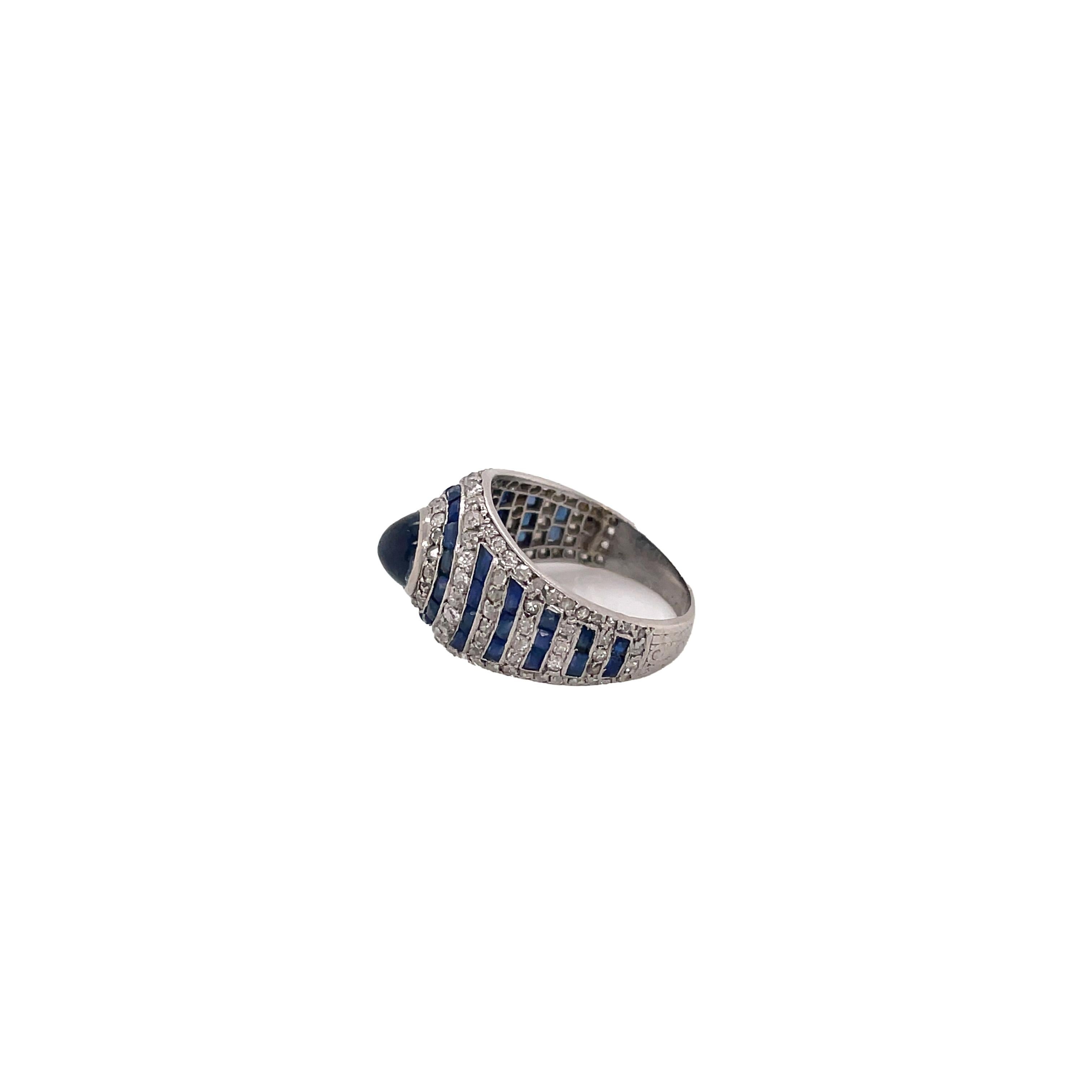Antiker Art déco Platinring mit Cabochon-Saphir und Diamanten im Zustand „Hervorragend“ im Angebot in New York, NY