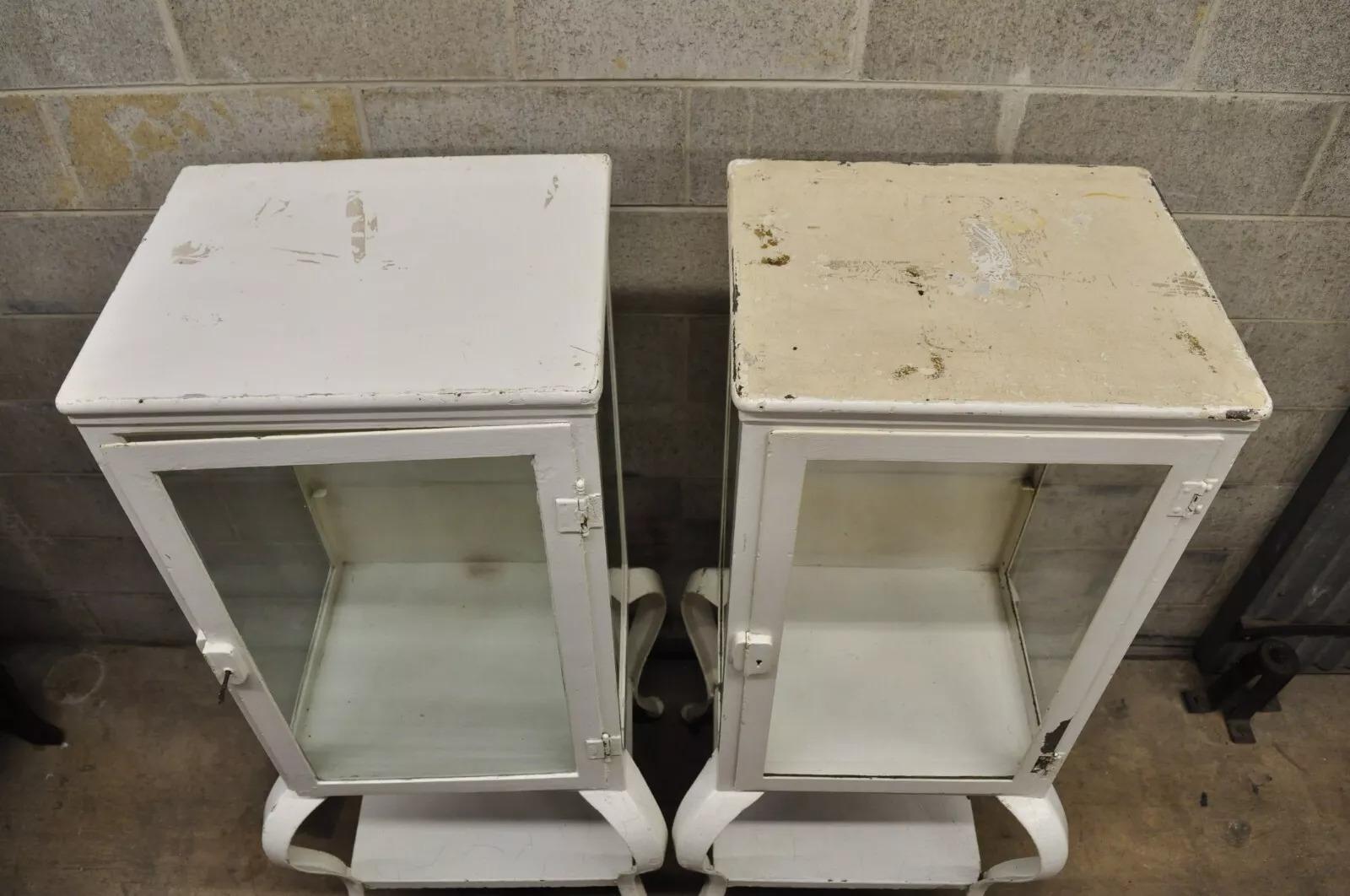 Acier Cabinet Médical Dentaire Pharmacie - Paire - Antique Art Deco Cabriole Leg Steel Metal Medical Dental Pharmacy Cabinet - Pair en vente