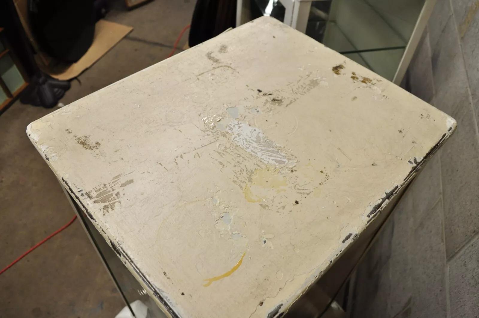Cabinet Médical Dentaire Pharmacie - Paire - Antique Art Deco Cabriole Leg Steel Metal Medical Dental Pharmacy Cabinet - Pair en vente 1