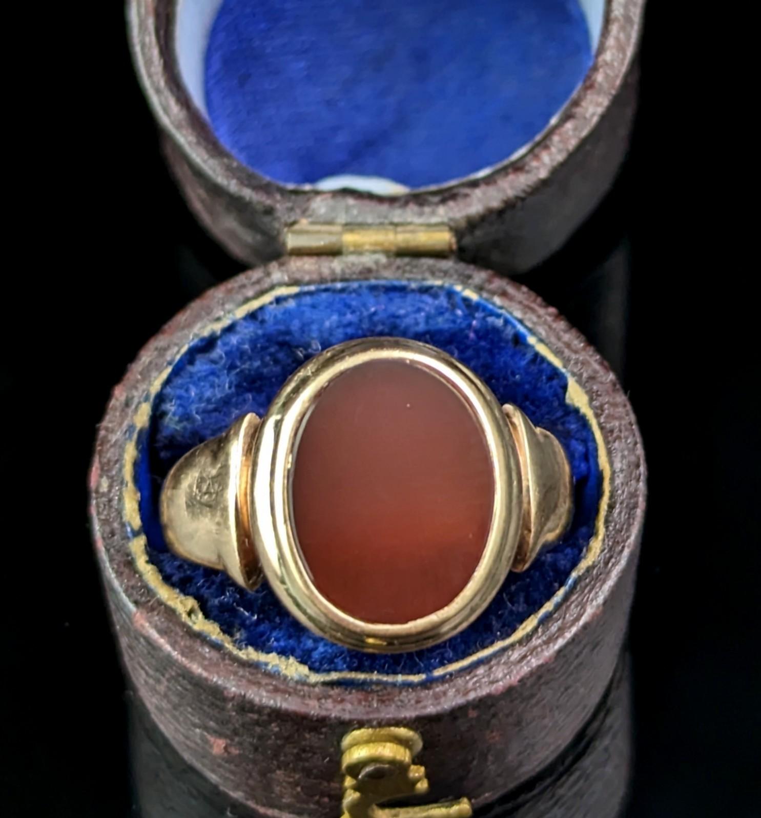 Diese hübsche Antiquität aus der Zeit des Art déco
Der Siegelring aus 9 Karat Gold und Karneol hat alles, was man sich von einem Siegelring wünschen kann!

Es hat eine ovale Form Gesicht mit einem reichen orange-rot Karneol Stein gesetzt, hat dies