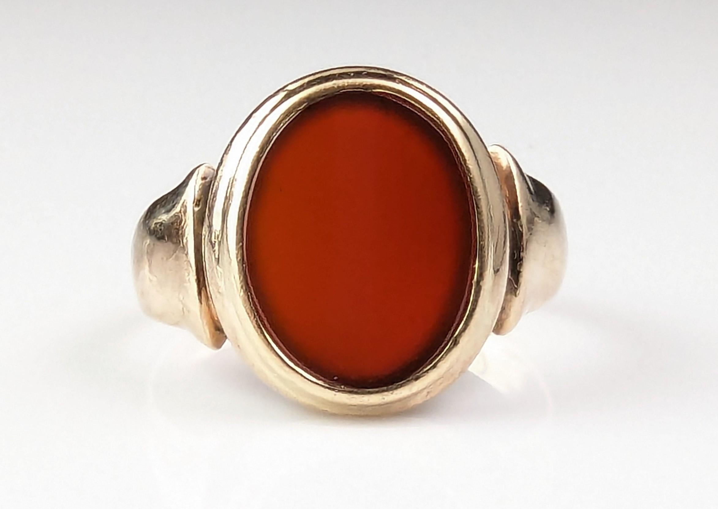 Antique Art Deco Carnelian signet ring, 9k gold, pinky ring  In Good Condition In NEWARK, GB