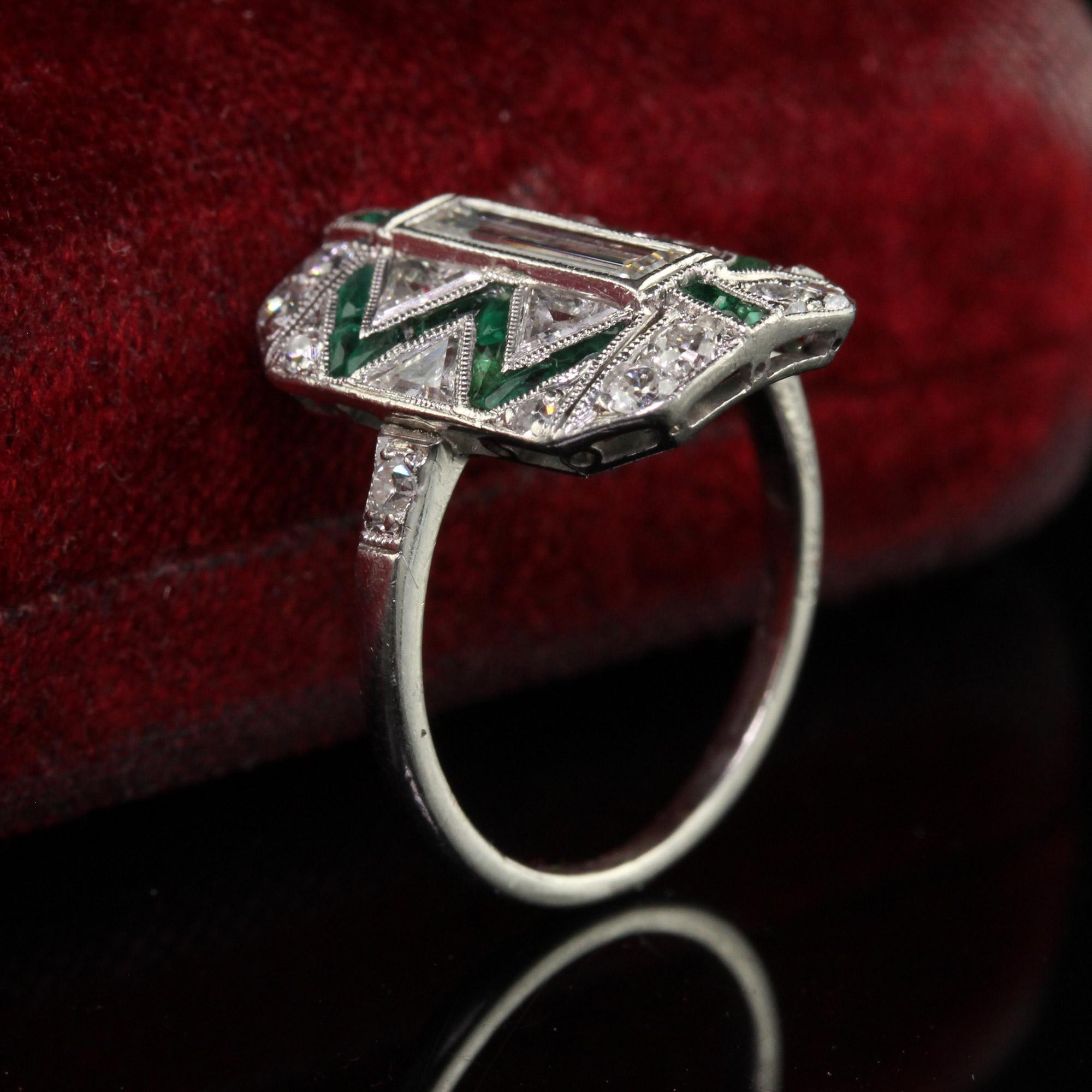 Taille baguette Cartier, bague cocktail Art déco ancienne en diamants baguettes et émeraudes en vente