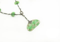 Bracelet pendentif ancien Art déco en argent sterling avec breloque en forme de feuille de jade sculpté