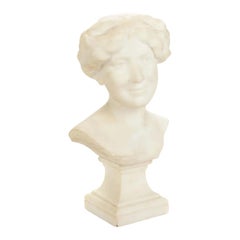 Antiguo busto Art Decó de mujer tallado en mármol de Paul Philippe sobre pedestal