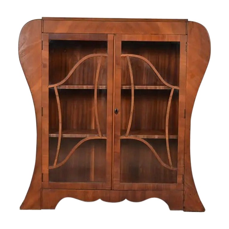 Antike Art Deco geschnitzt Nussbaum Bücherregal oder Display Cabinet, CIRCA 1920s im Angebot