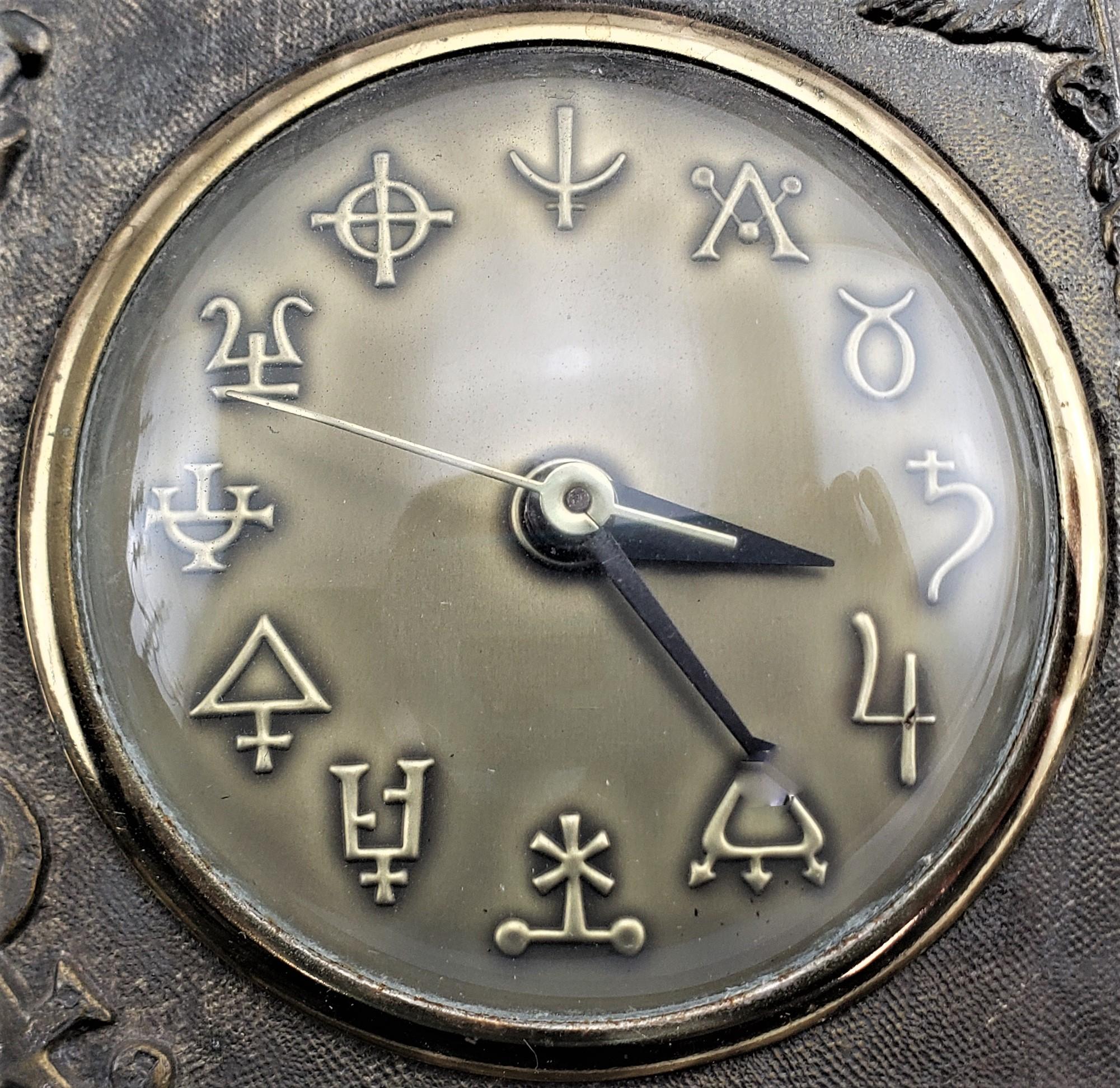 Antiguo Reloj de Escritorio Art Decó de Inspiración Médica, Farmacéutica o Botica Vaciado en venta