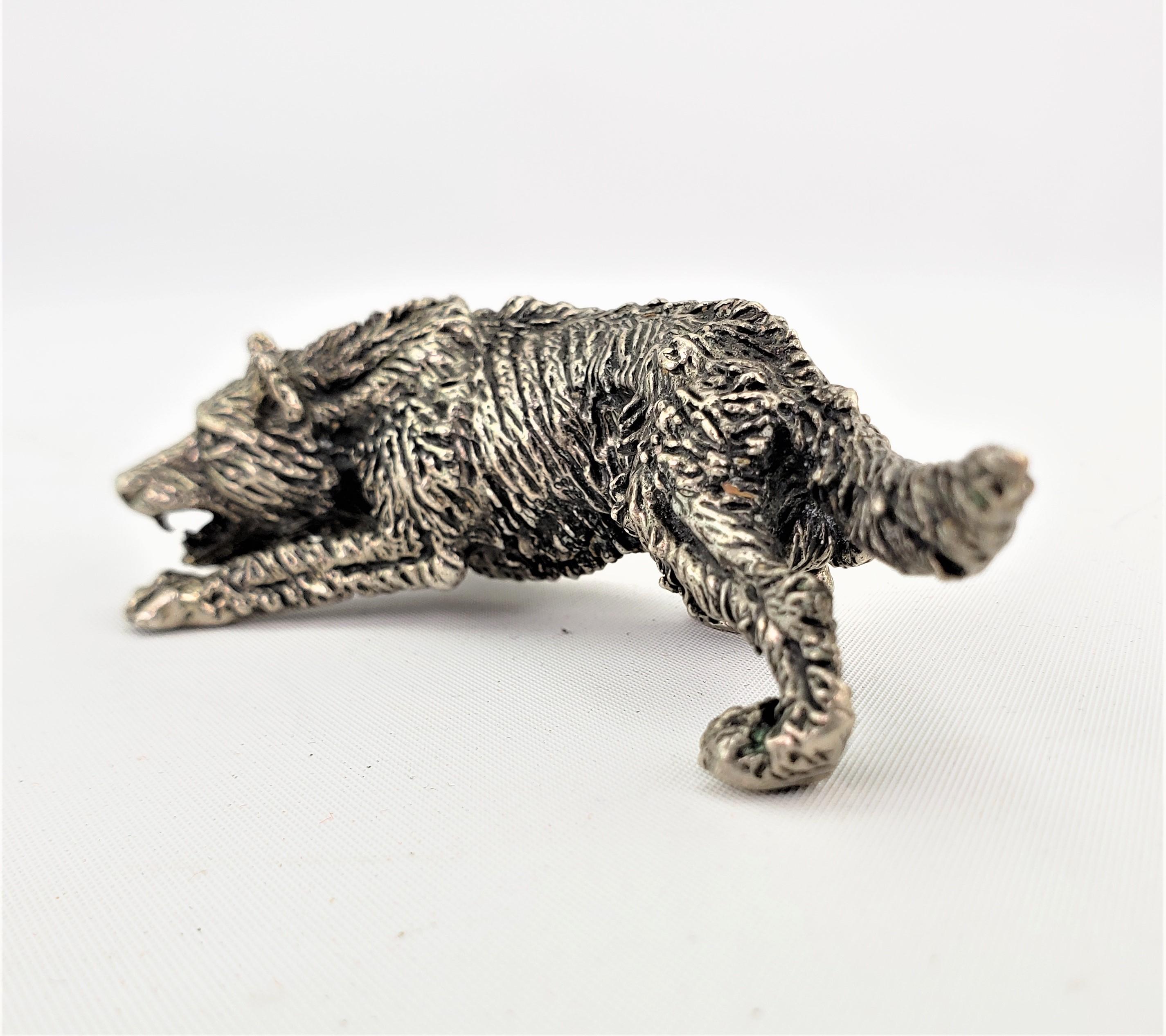 Escultura o Figurilla Antigua Art Deco Fundida en Plata Continental de Lobo Agazapado Austríaco en venta