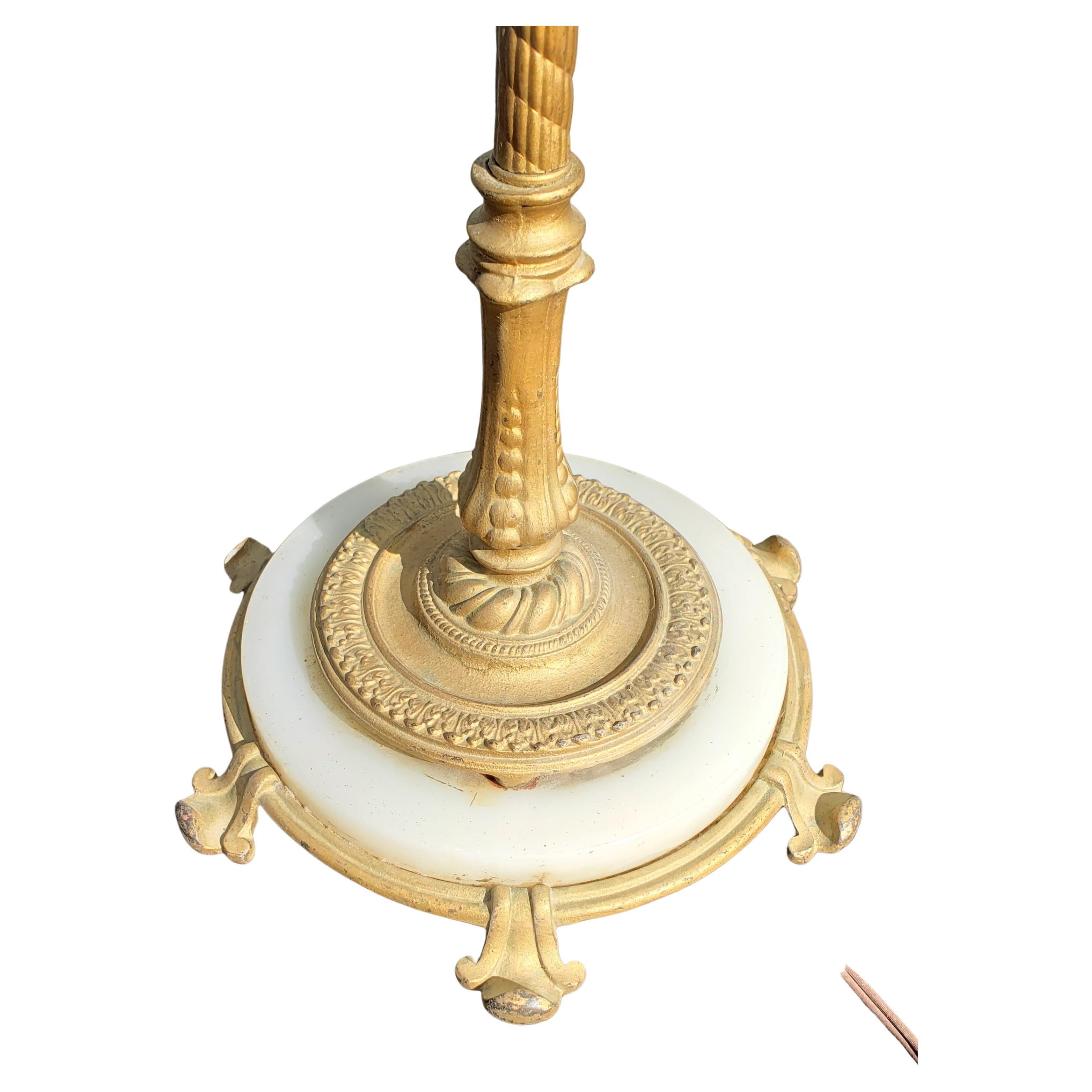 Nous vous proposons ce magnifique lampadaire ancien en fonte dorée et en pierre d'onyx. Cette magnifique pièce mesure 64,5 pouces de haut et 11 pouces de diamètre à la base. Il s'agit d'une pièce solide qui ne tombe pas en panne. La base et le corps