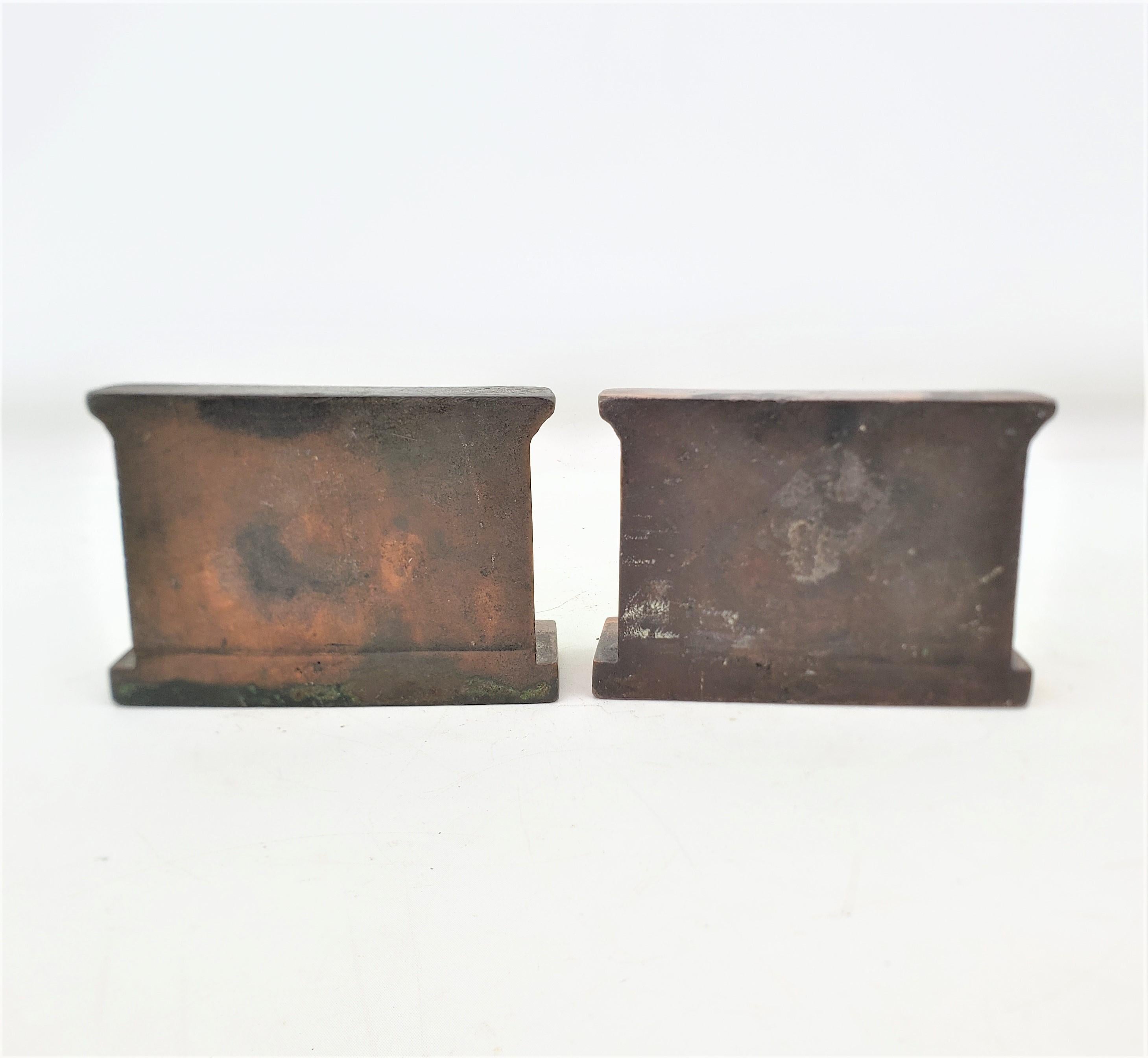 Antike Art-Déco-Buchstützen mit gegossenen und patinierten Buchstützen, die einen figürlichen Ziegelkamin darstellen  (20. Jahrhundert) im Angebot