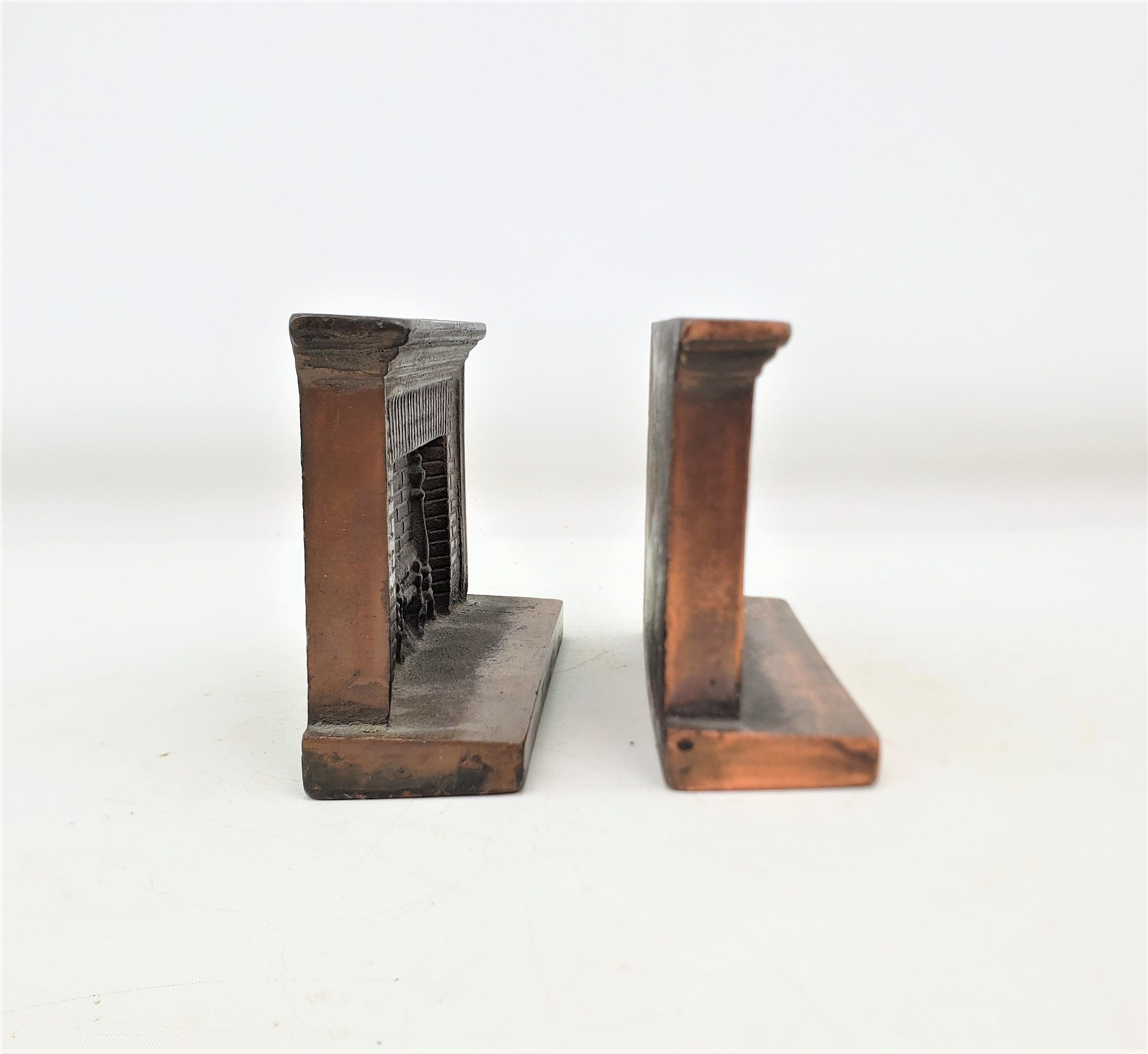Antike Art-Déco-Buchstützen mit gegossenen und patinierten Buchstützen, die einen figürlichen Ziegelkamin darstellen  (Stahl) im Angebot