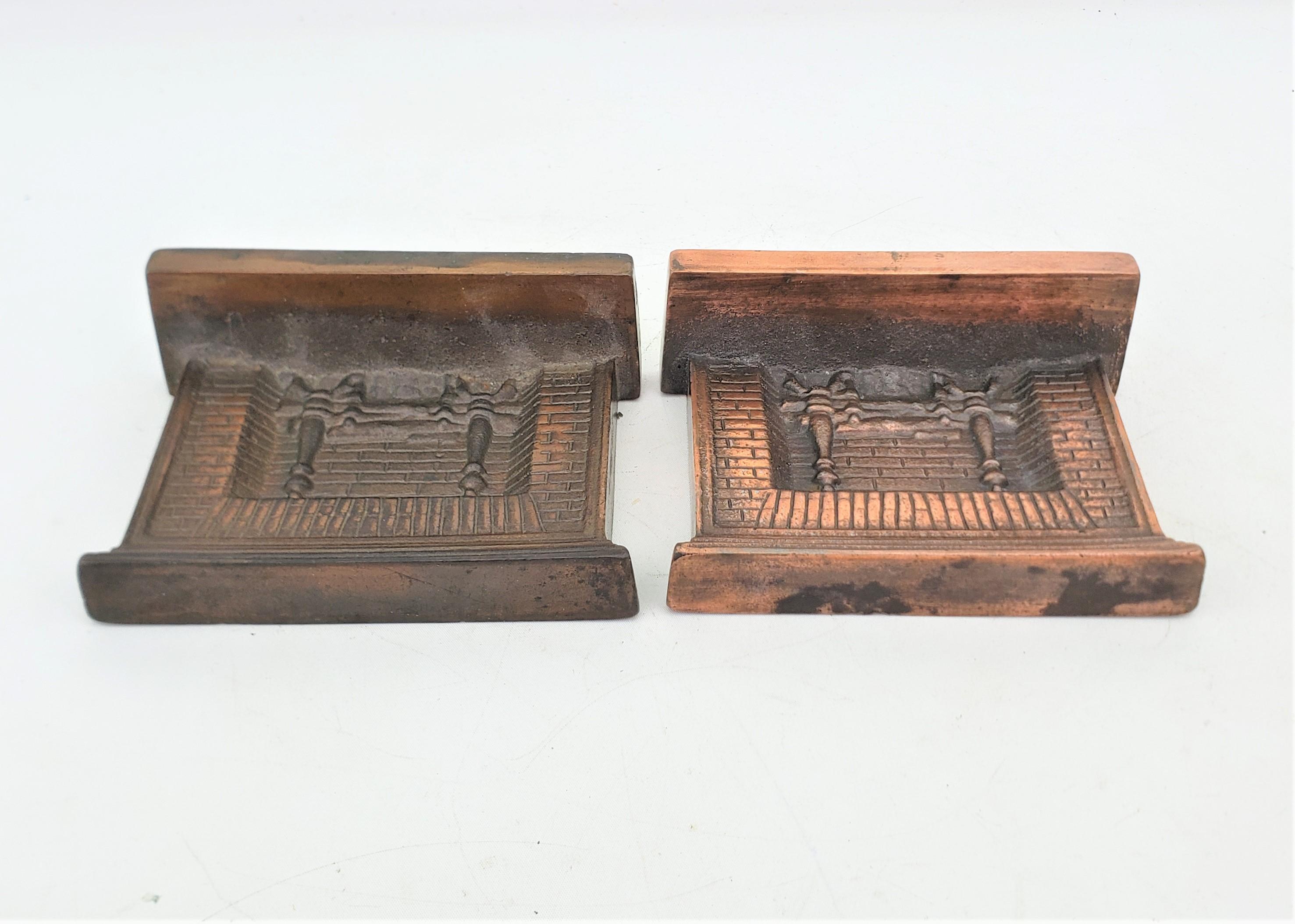 Antike Art-Déco-Buchstützen mit gegossenen und patinierten Buchstützen, die einen figürlichen Ziegelkamin darstellen  im Angebot 1
