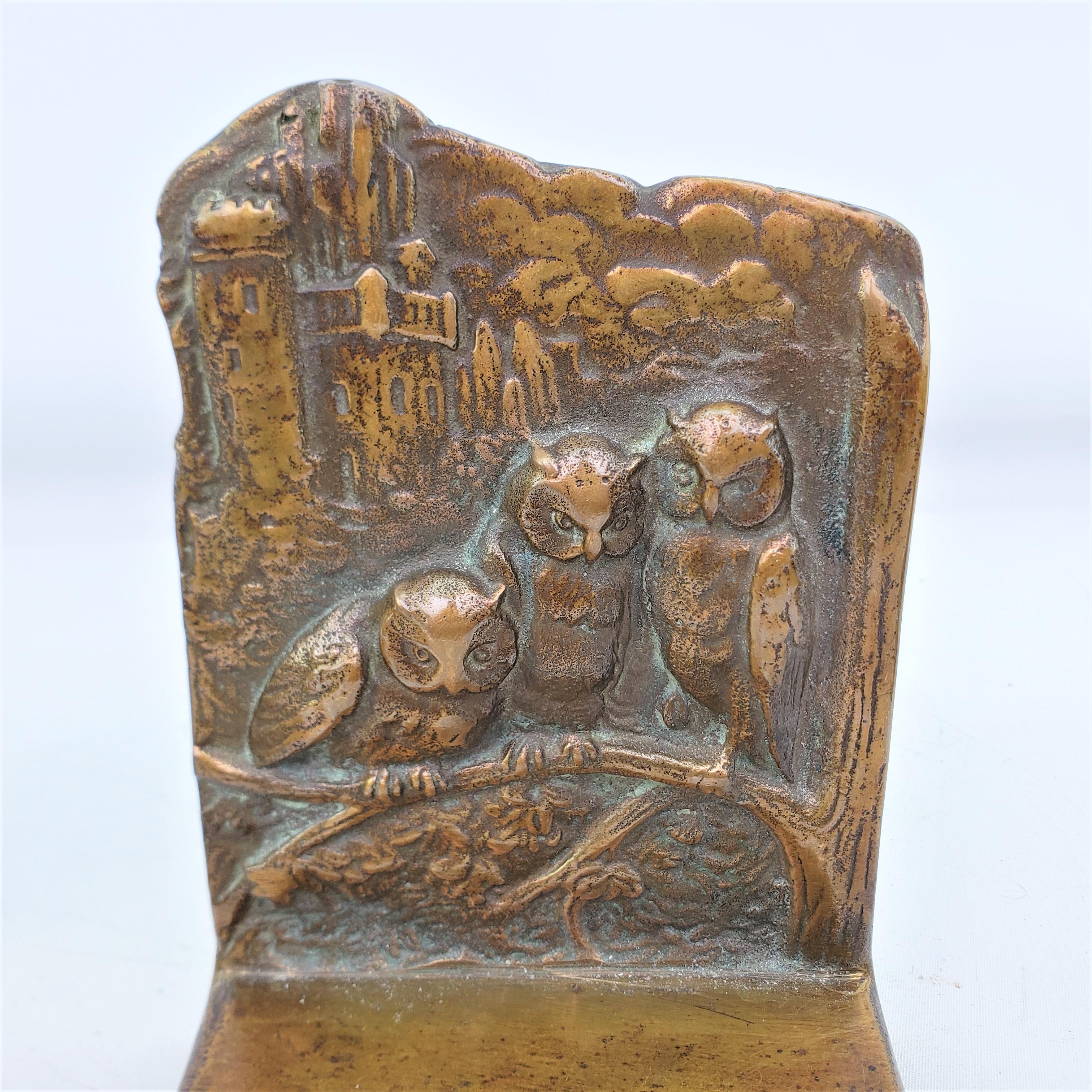 Antike Art-Déco-Buchstützen aus gegossenem und patiniertem Messing mit drei geflügelten Eulen im Angebot 3
