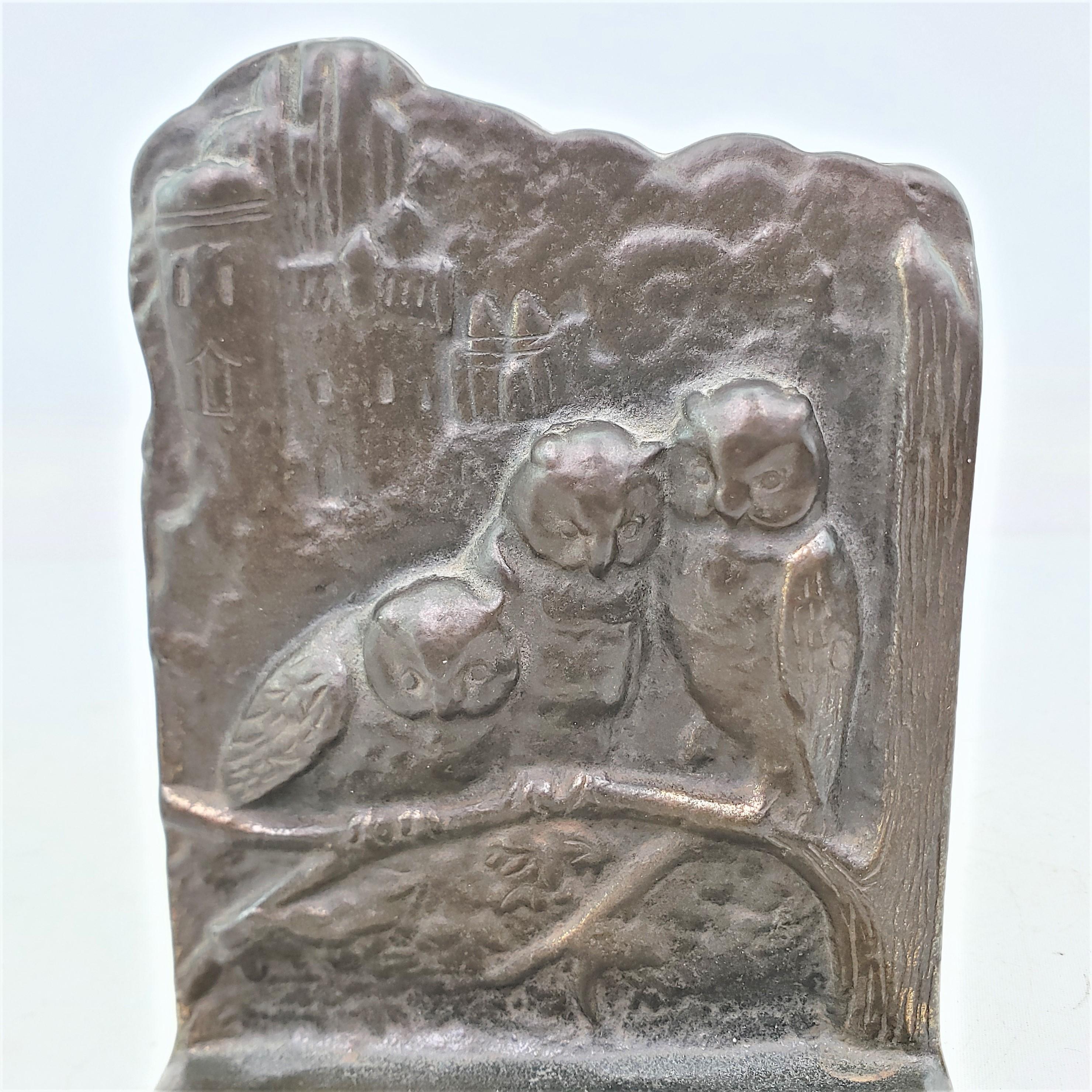 Antike Art-Déco-Buchstützen mit gegossenen und patinierten Eulen mit drei Pergamenten im Angebot 2