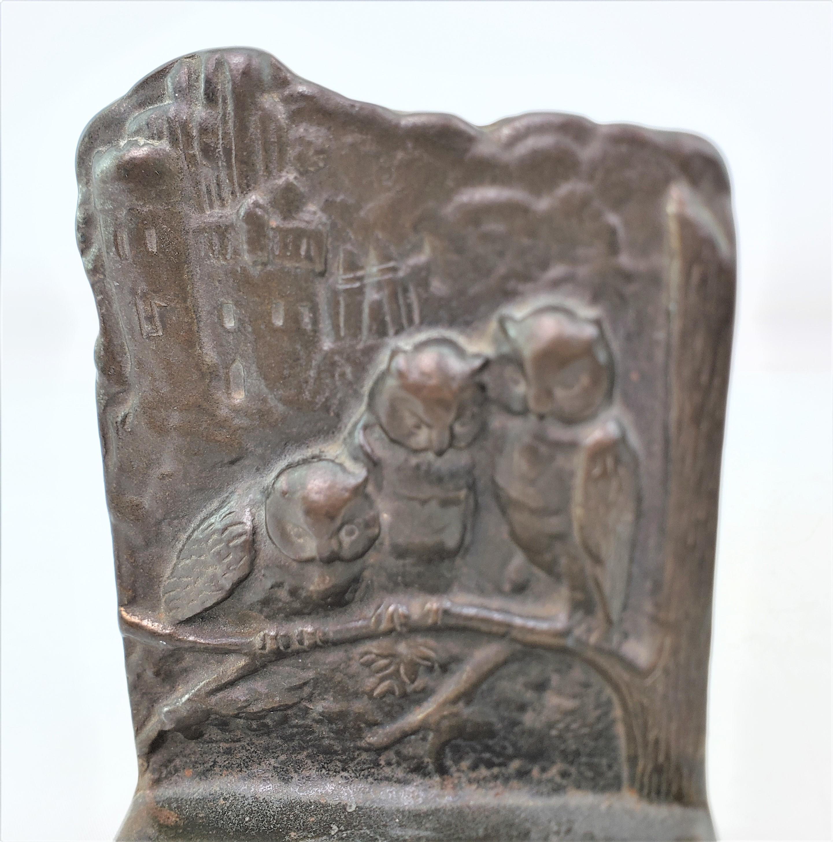 Antike Art-Déco-Buchstützen mit gegossenen und patinierten Eulen mit drei Pergamenten im Angebot 3