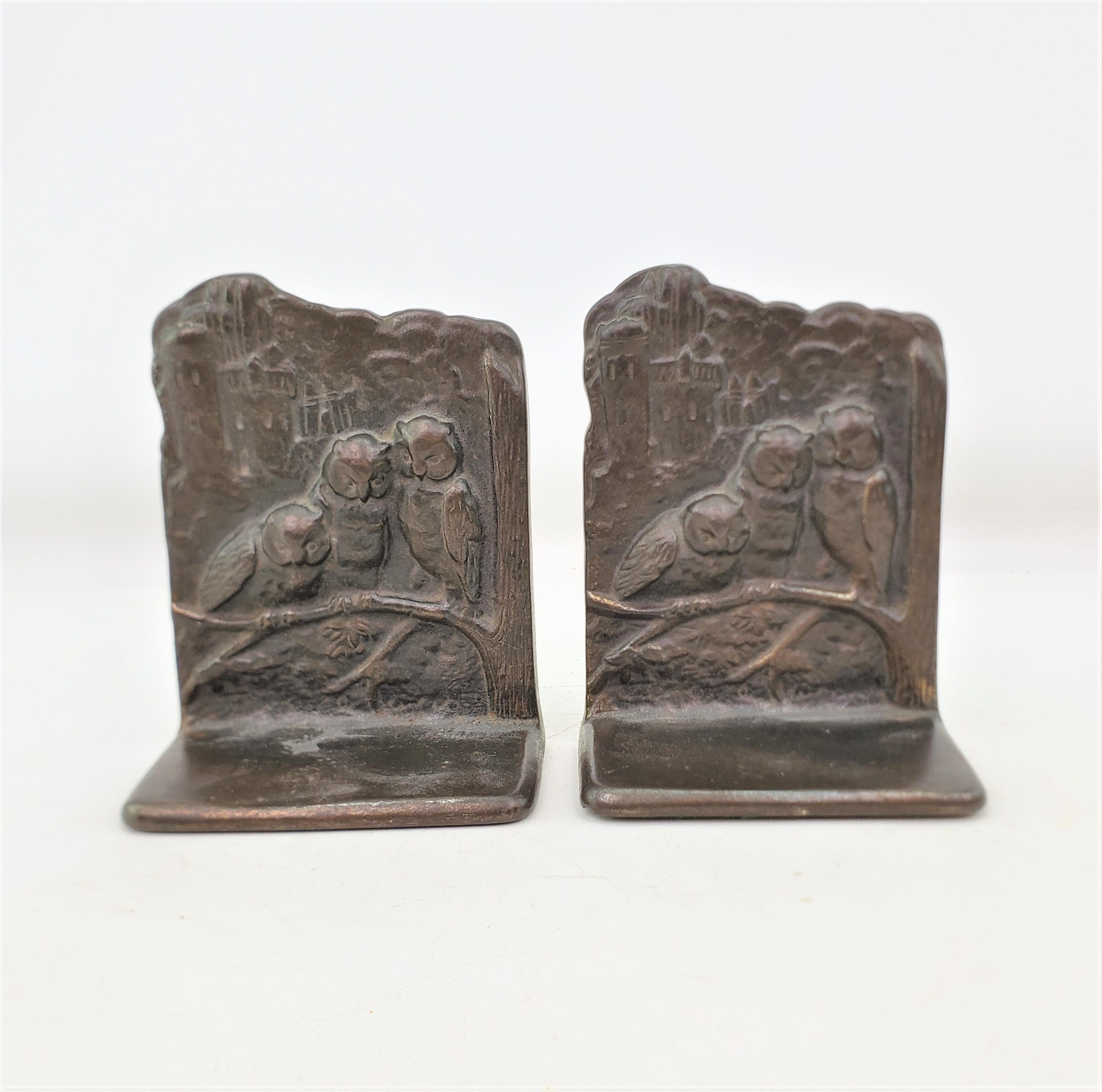 Dieses Paar antiker Buchstützen ist unsigniert, stammt aber vermutlich aus den Vereinigten Staaten und wurde um 1920 im Art-déco-Stil gefertigt. Die Buchstützen bestehen aus Stahlguss mit einer Patinierung aus Bronze und zeigen drei Eulen auf einem
