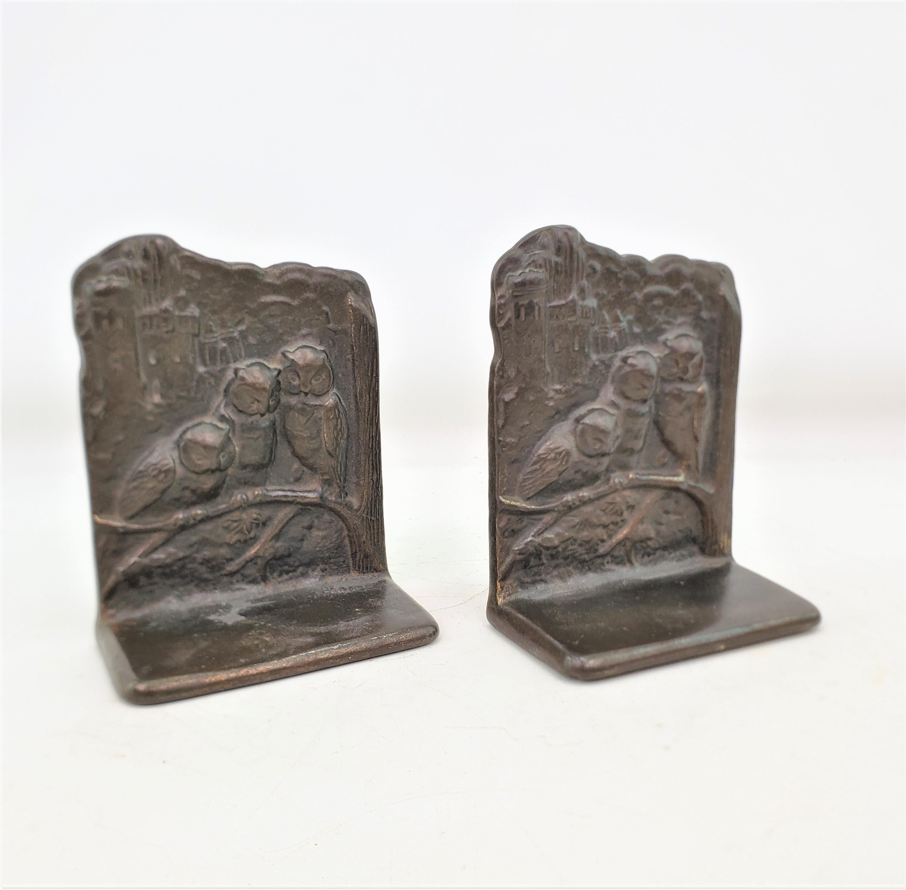 Antike Art-Déco-Buchstützen mit gegossenen und patinierten Eulen mit drei Pergamenten (Art déco) im Angebot