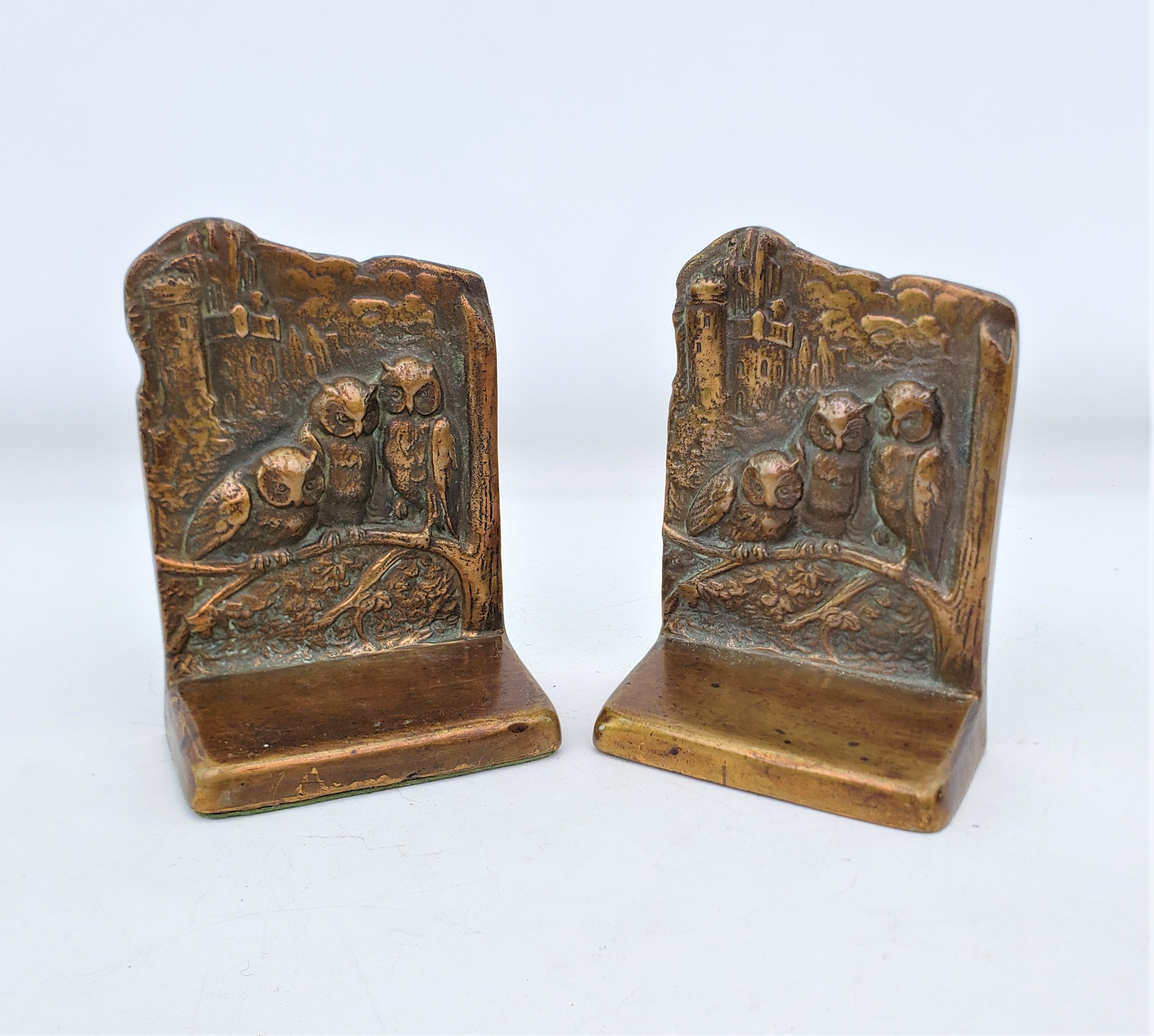 Antike Art-Déco-Buchstützen aus gegossenem und patiniertem Messing mit drei geflügelten Eulen (amerikanisch) im Angebot