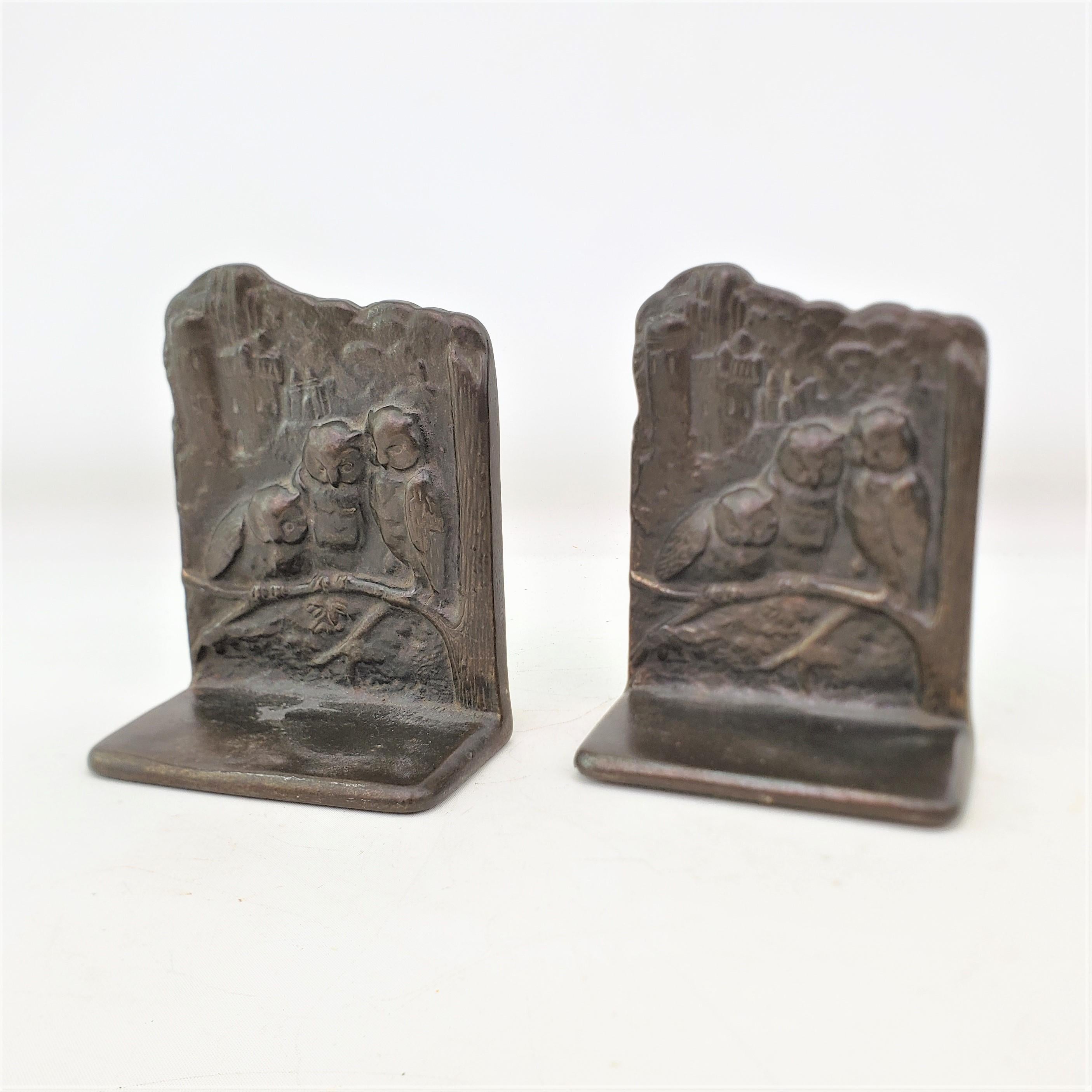 Antike Art-Déco-Buchstützen mit gegossenen und patinierten Eulen mit drei Pergamenten (amerikanisch) im Angebot