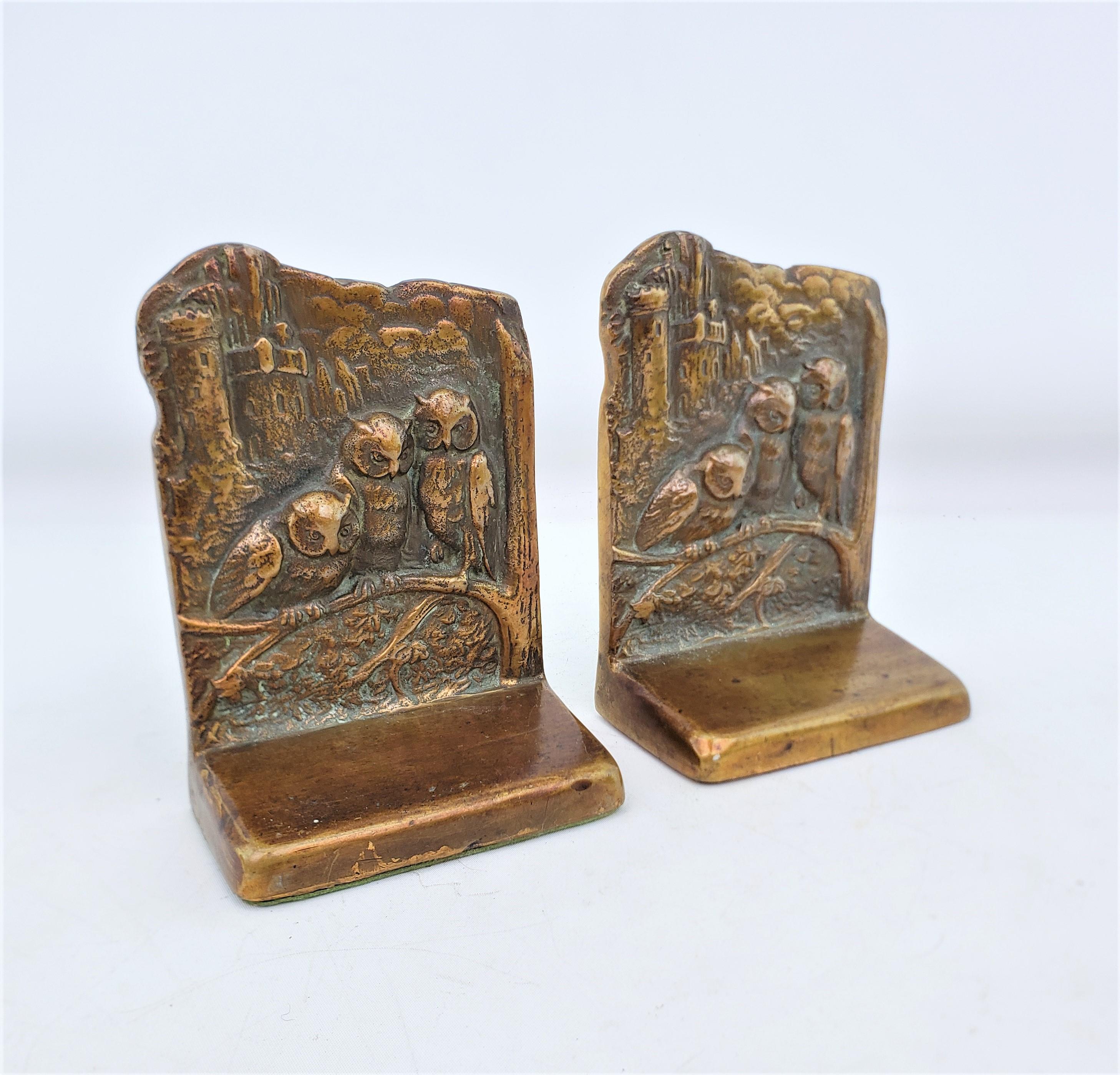 Antike Art-Déco-Buchstützen aus gegossenem und patiniertem Messing mit drei geflügelten Eulen (Gegossen) im Angebot