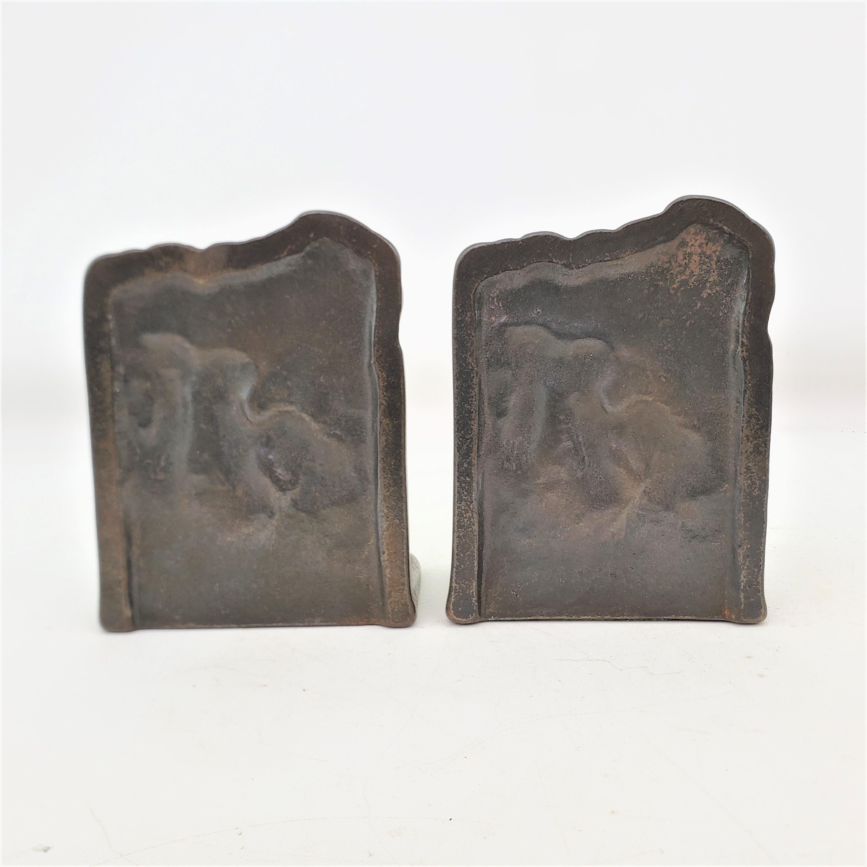 Antike Art-Déco-Buchstützen mit gegossenen und patinierten Eulen mit drei Pergamenten im Zustand „Gut“ im Angebot in Hamilton, Ontario