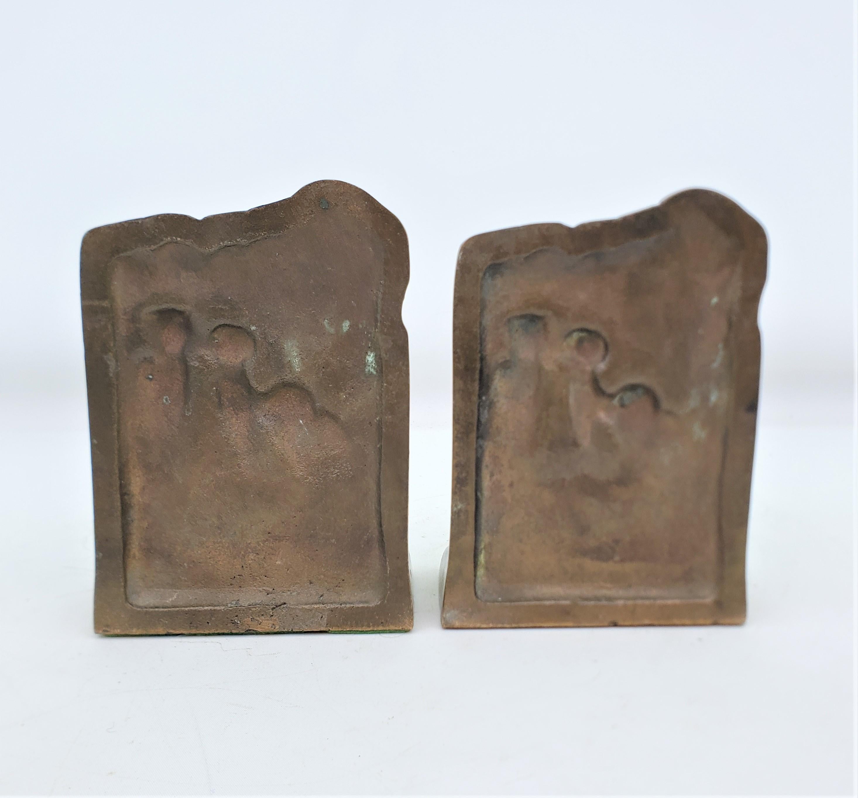 Antike Art-Déco-Buchstützen aus gegossenem und patiniertem Messing mit drei geflügelten Eulen (20. Jahrhundert) im Angebot