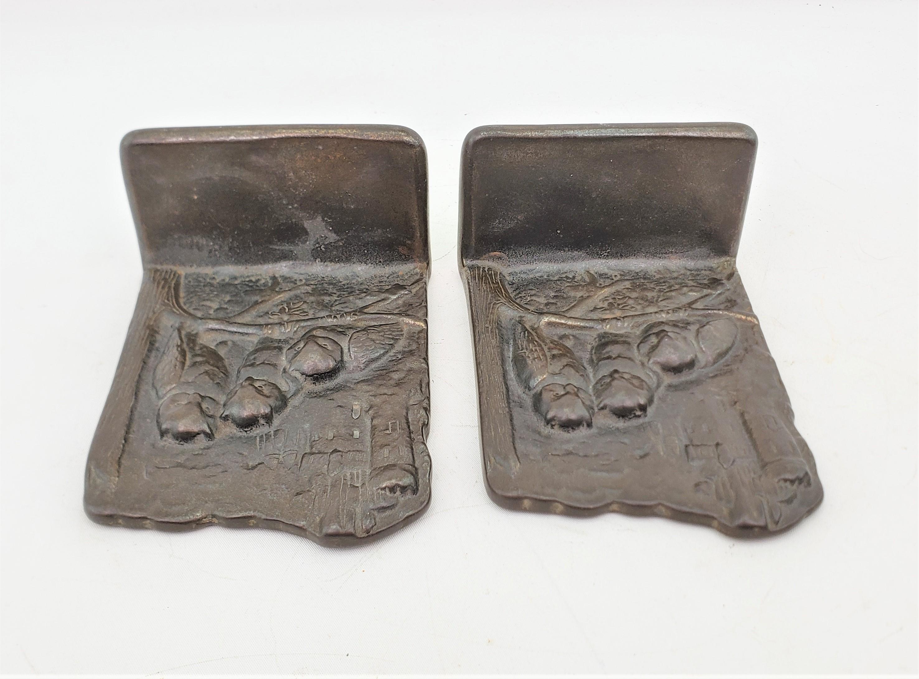 Antike Art-Déco-Buchstützen mit gegossenen und patinierten Eulen mit drei Pergamenten (Stahl) im Angebot