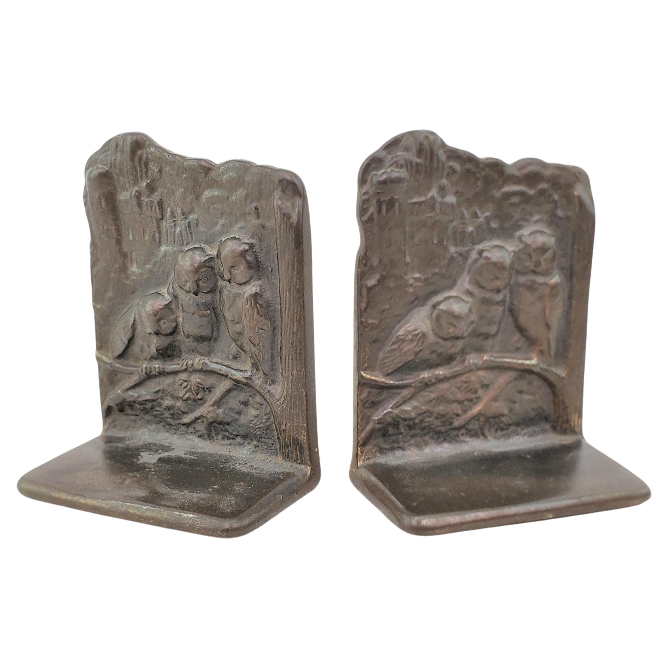 Antike Art-Déco-Buchstützen mit gegossenen und patinierten Eulen mit drei Pergamenten