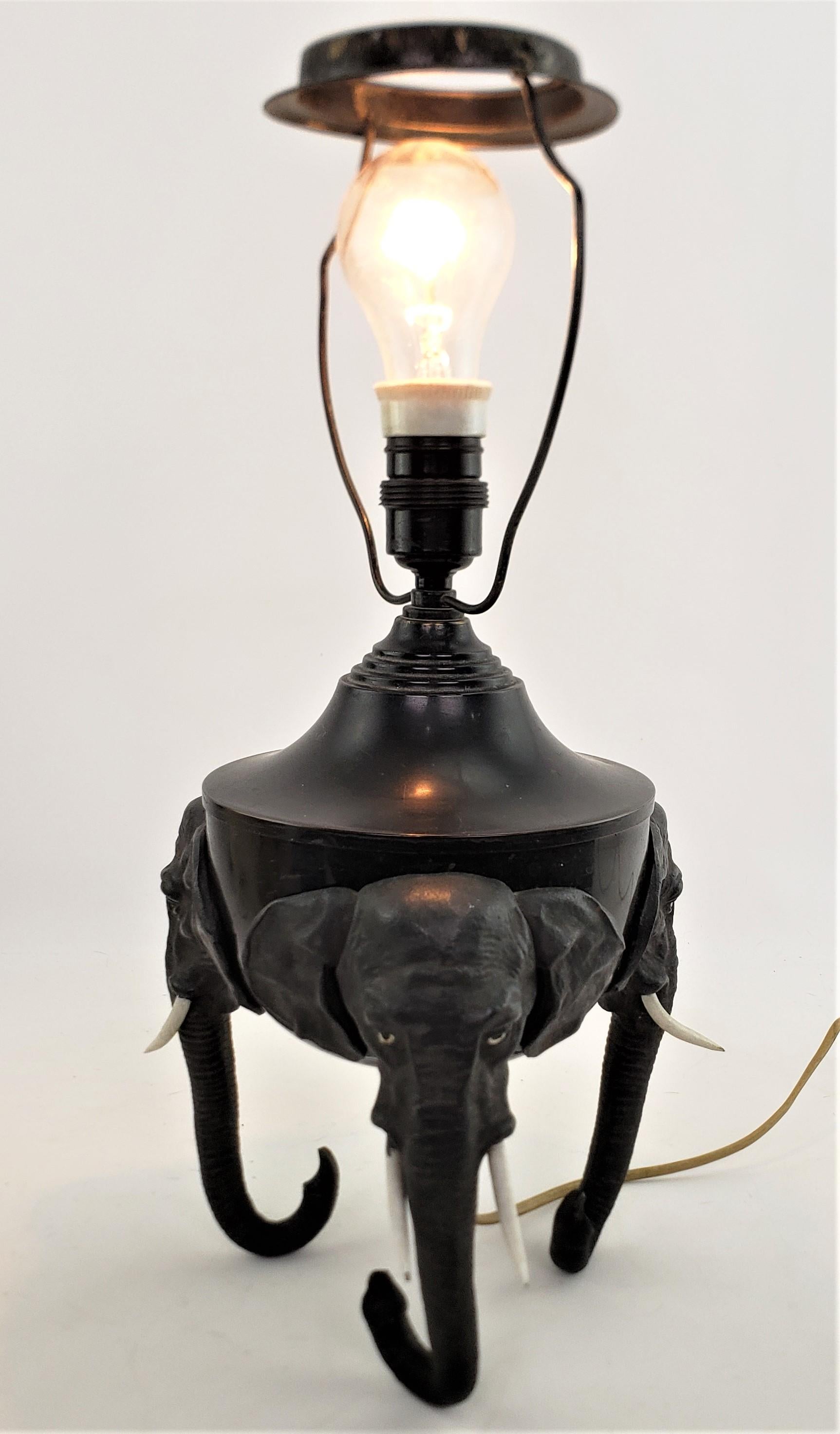 Antike Art-déco-Tischlampe aus gegossenem und patiniertem Zinn mit Elefantenkopf-Füßen im Angebot 2