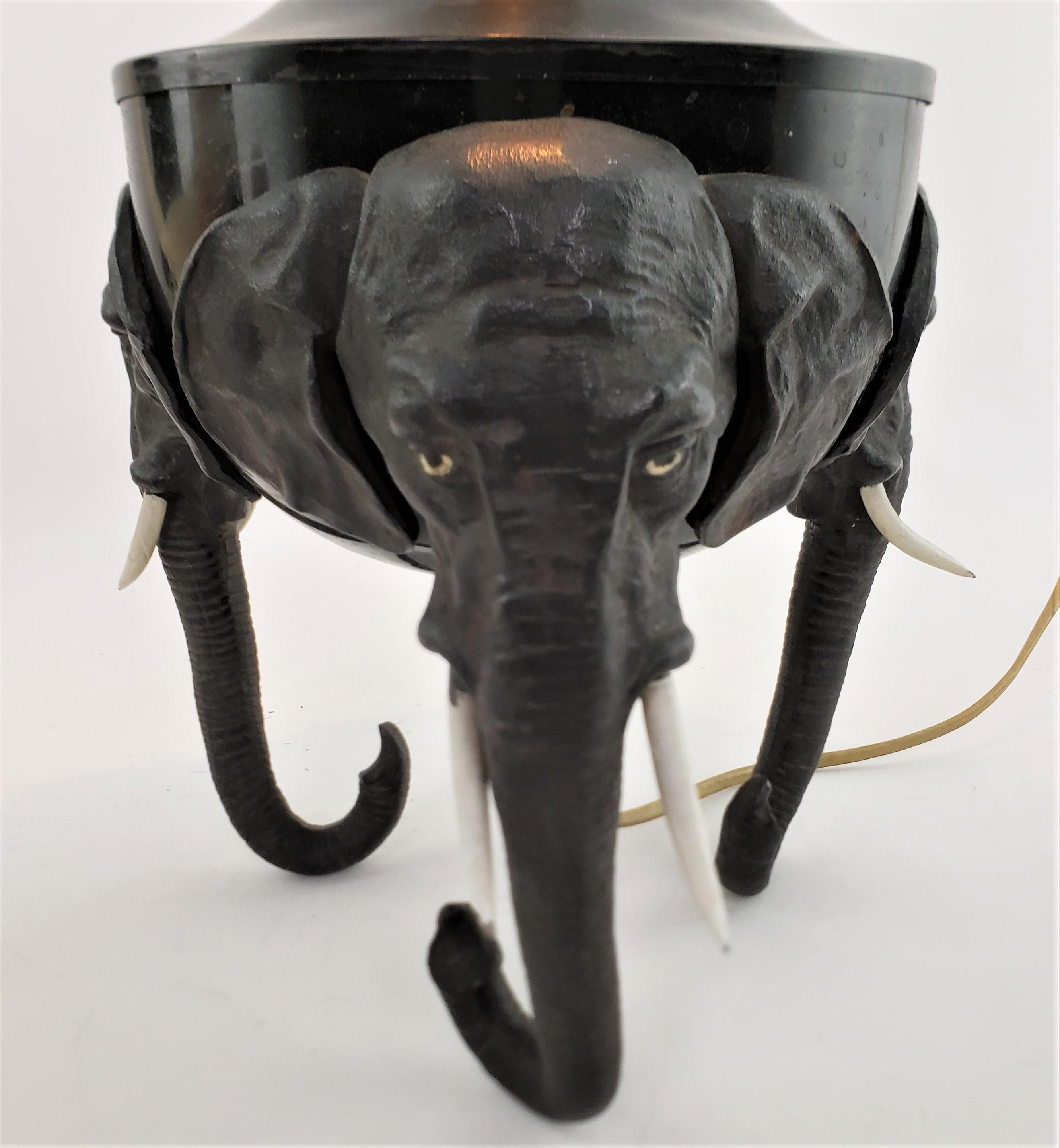 Antike Art-déco-Tischlampe aus gegossenem und patiniertem Zinn mit Elefantenkopf-Füßen im Angebot 3