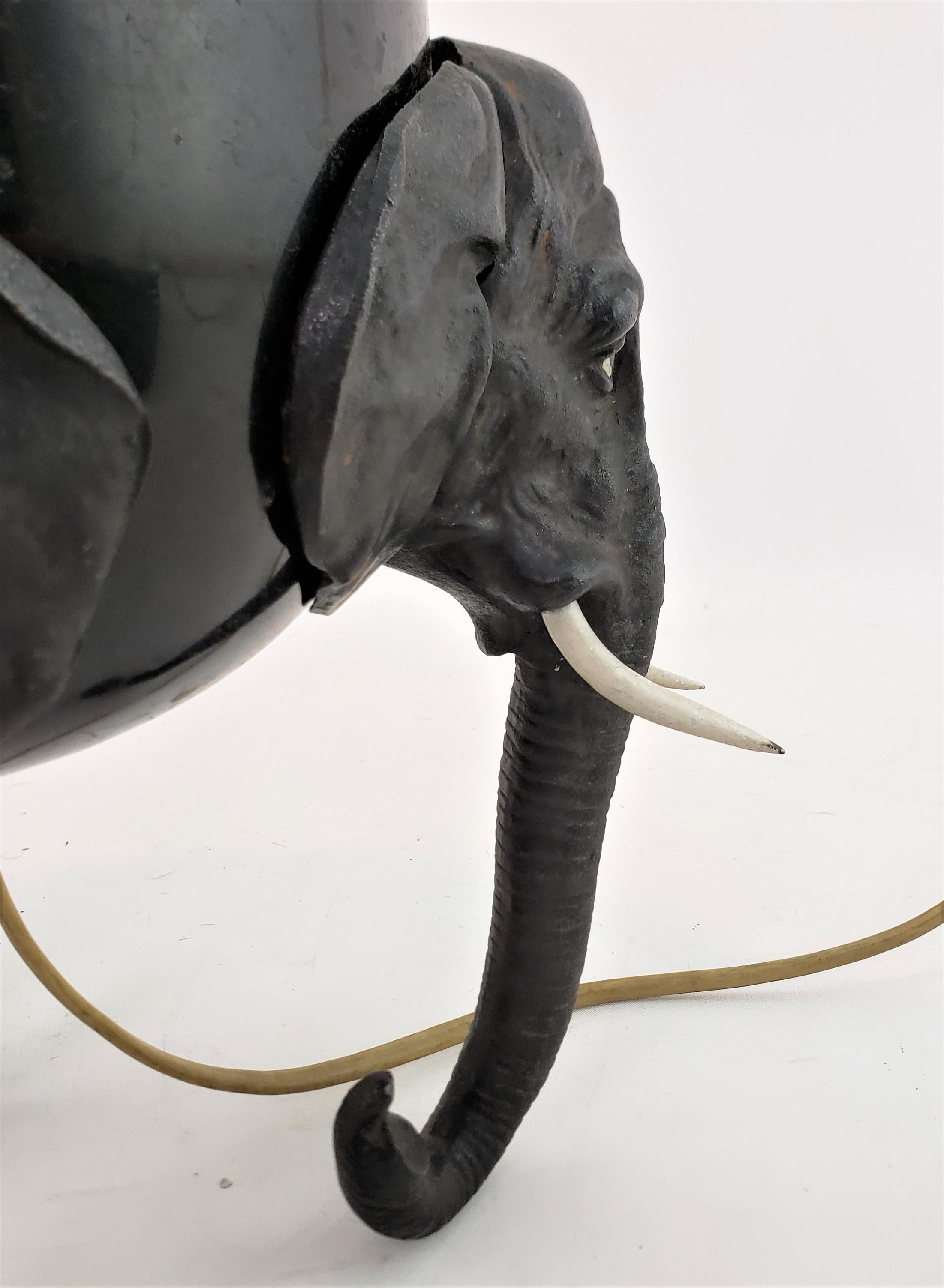 Antike Art-déco-Tischlampe aus gegossenem und patiniertem Zinn mit Elefantenkopf-Füßen im Angebot 4