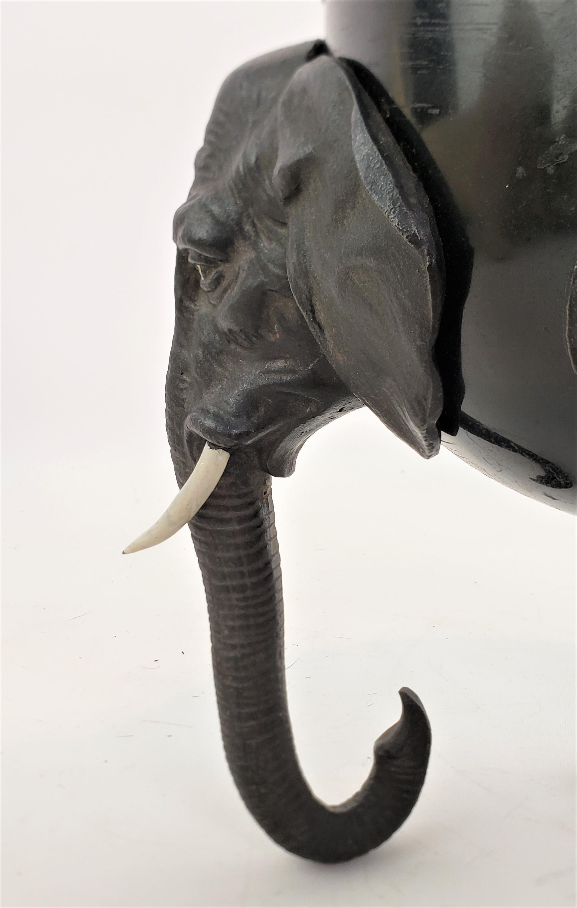 Antike Art-déco-Tischlampe aus gegossenem und patiniertem Zinn mit Elefantenkopf-Füßen im Angebot 5