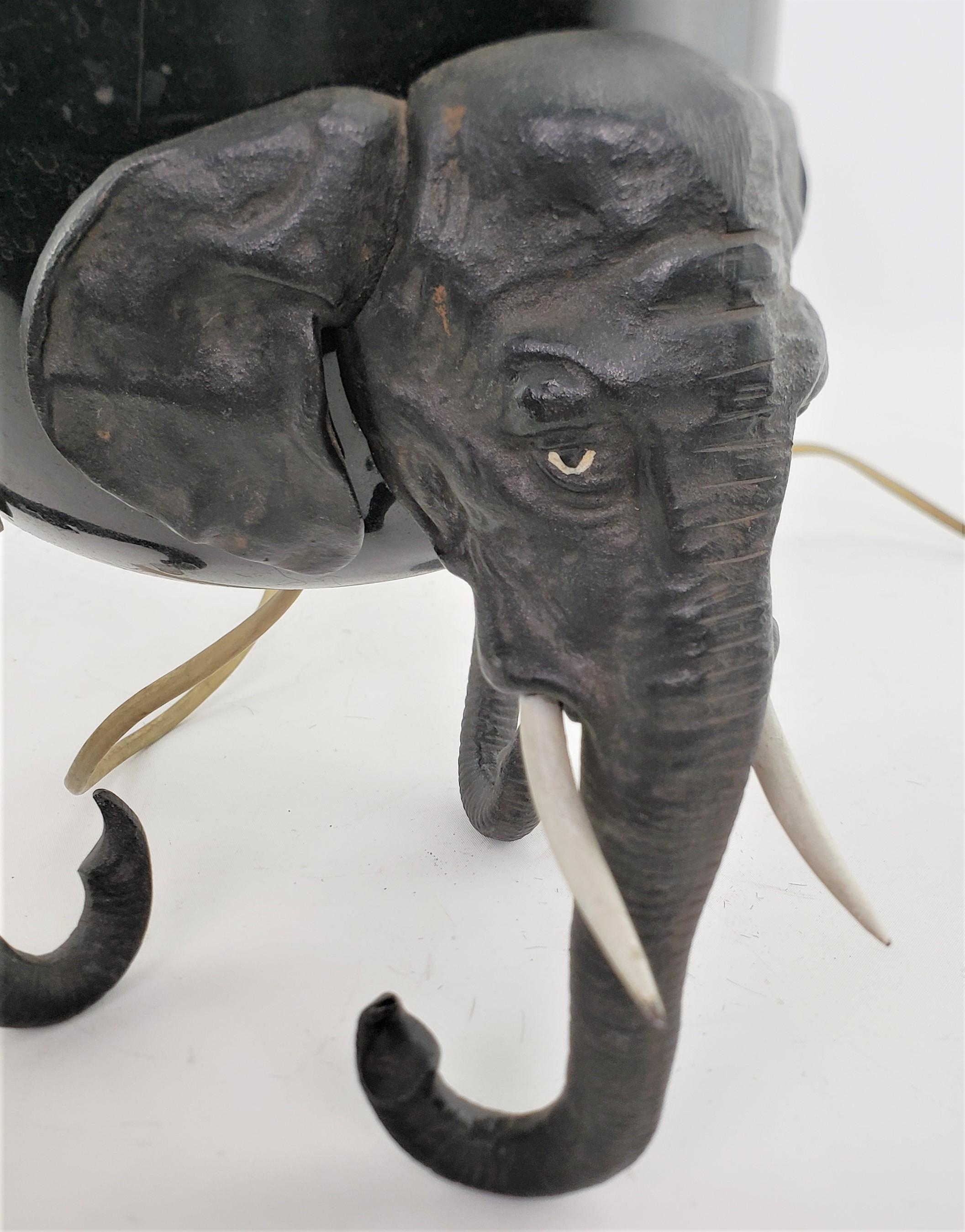 Antike Art-déco-Tischlampe aus gegossenem und patiniertem Zinn mit Elefantenkopf-Füßen im Angebot 6