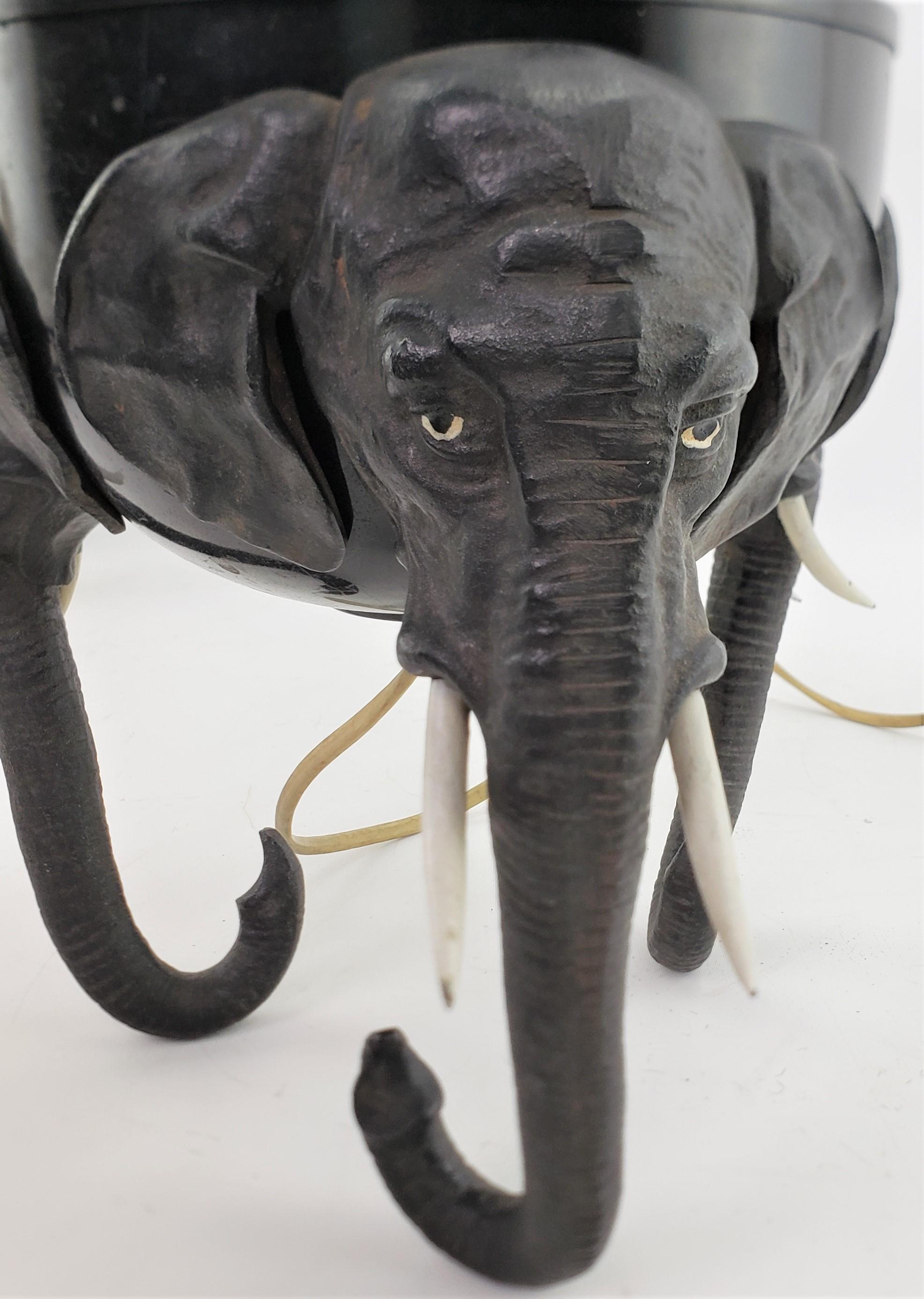 Antike Art-déco-Tischlampe aus gegossenem und patiniertem Zinn mit Elefantenkopf-Füßen im Angebot 7