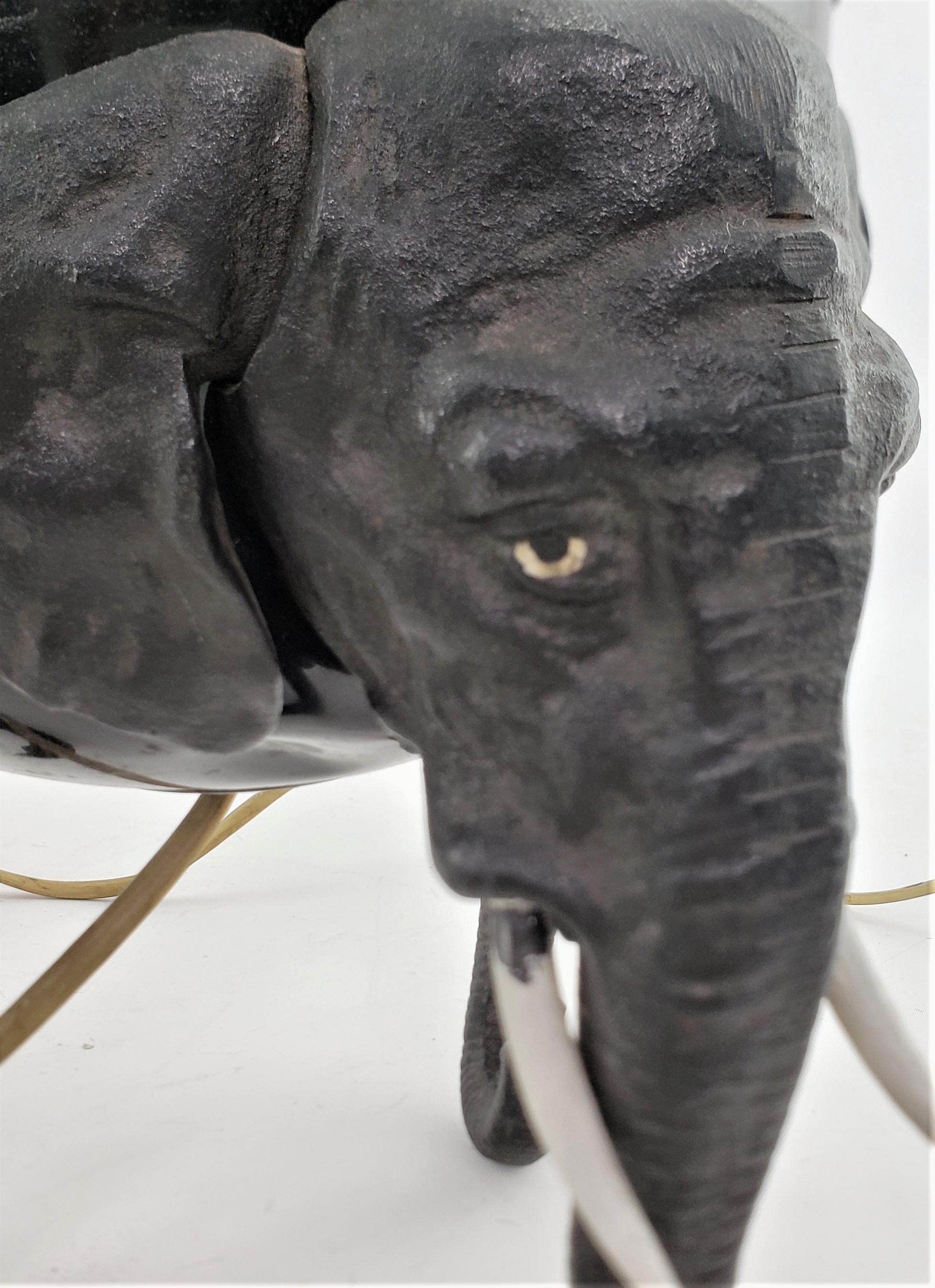 Antike Art-déco-Tischlampe aus gegossenem und patiniertem Zinn mit Elefantenkopf-Füßen im Angebot 8