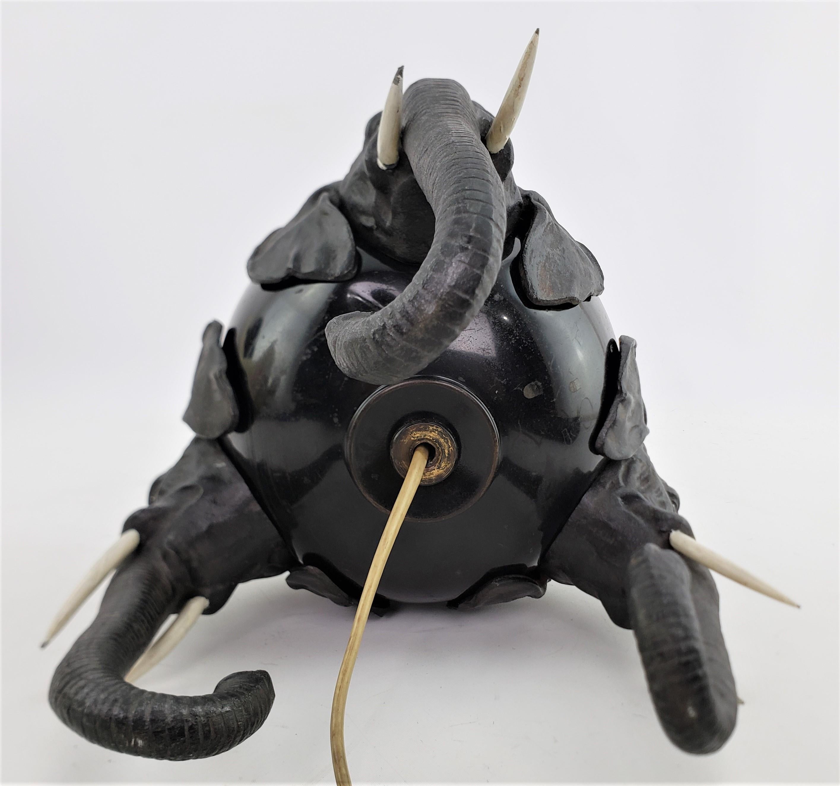Antike Art-déco-Tischlampe aus gegossenem und patiniertem Zinn mit Elefantenkopf-Füßen im Angebot 10