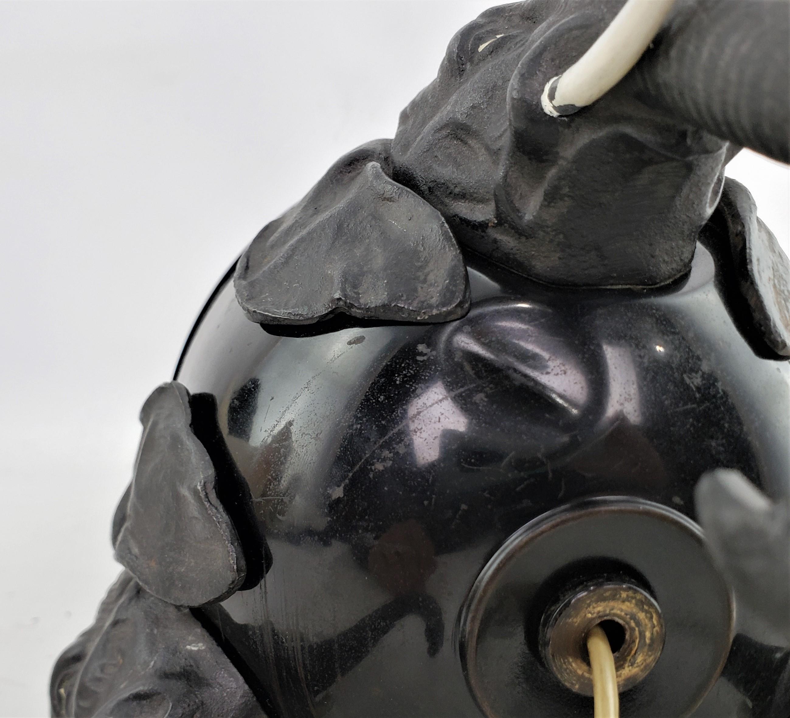 Antike Art-déco-Tischlampe aus gegossenem und patiniertem Zinn mit Elefantenkopf-Füßen im Angebot 11
